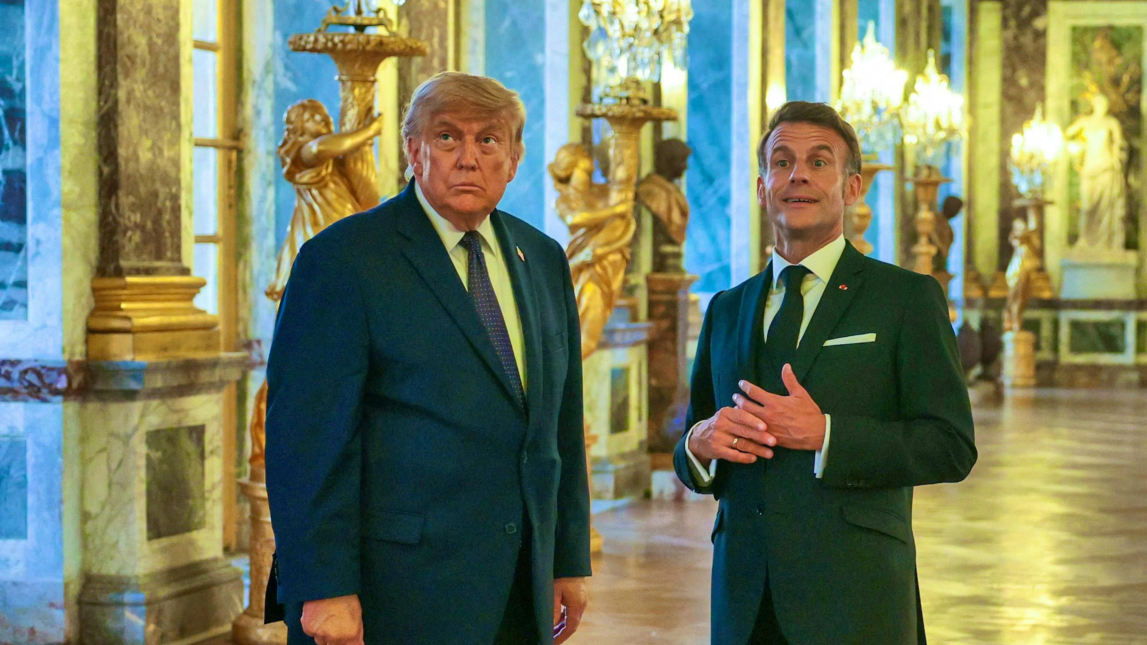 Donald Trump visita la reggia di Versailles in compagnia del presidente francese Emmanuel Macron prima della cena organizzata a Versailles. Questo ricevimento per la firma dell’accordo con l’Iran si è tenuto all’indomani del vertice del G7 di Evian.