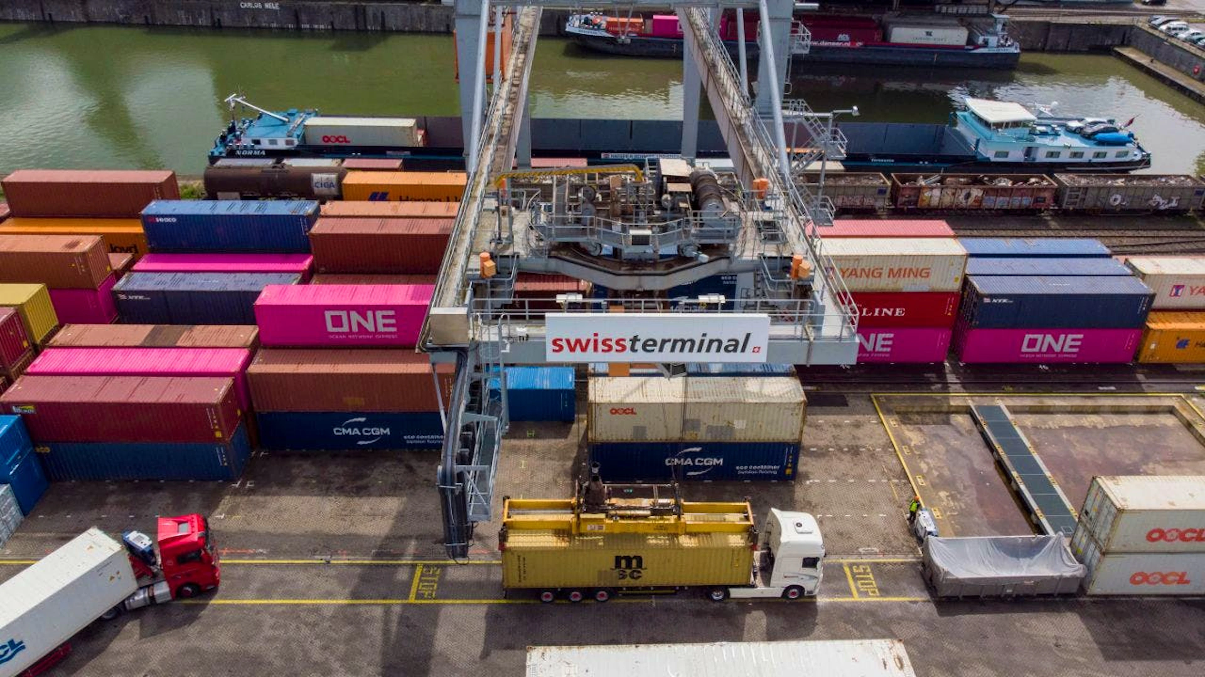 Una fetta importante dell'export elvetico passa dal porto di Basilea.