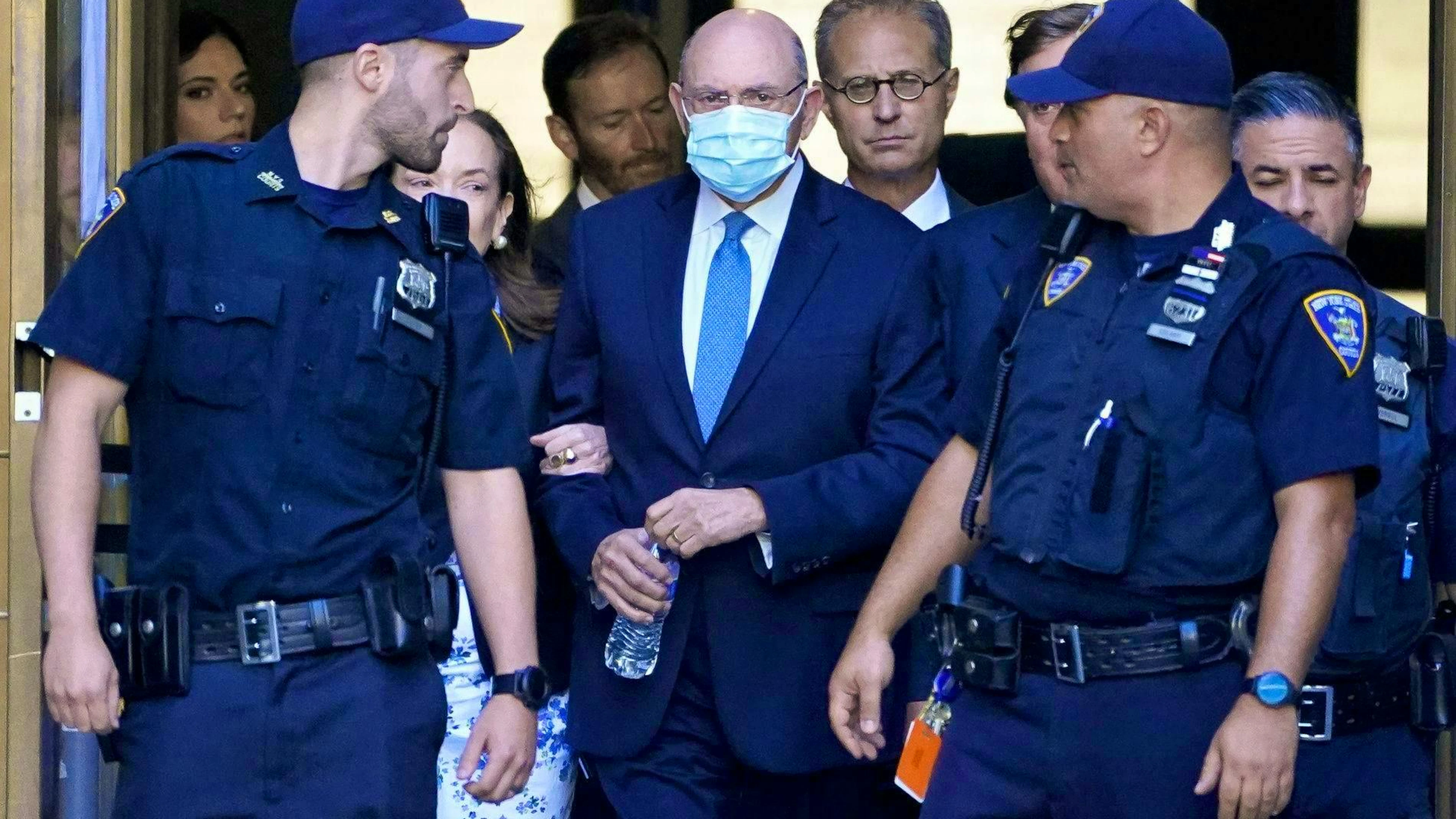 Allen Weisselberg (portant un masque), directeur financier de la Trump Organization, le 18 août 2022 devant le tribunal de New York.