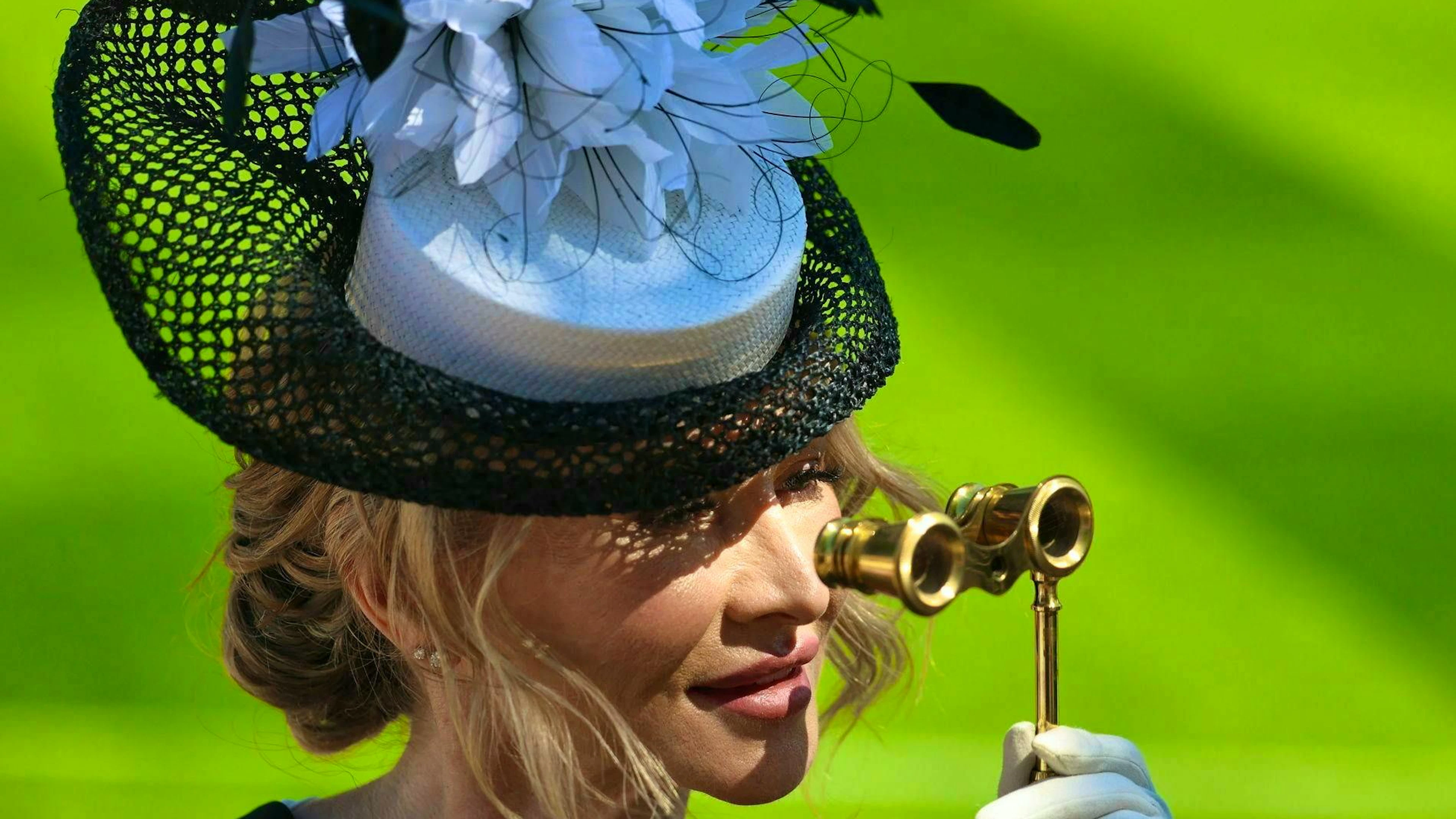 Le numerose creazioni stravaganti di cappelli fanno quasi dimenticare qual è il vero scopo di Ascot. Ovvero una corsa di cavalli.