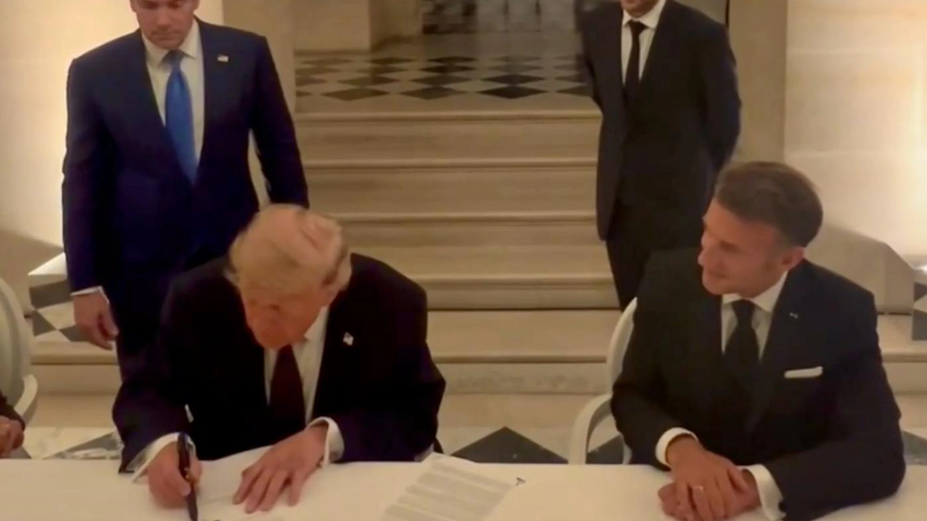 Hier unterzeichnet Donald Trump den Iran-Deal.