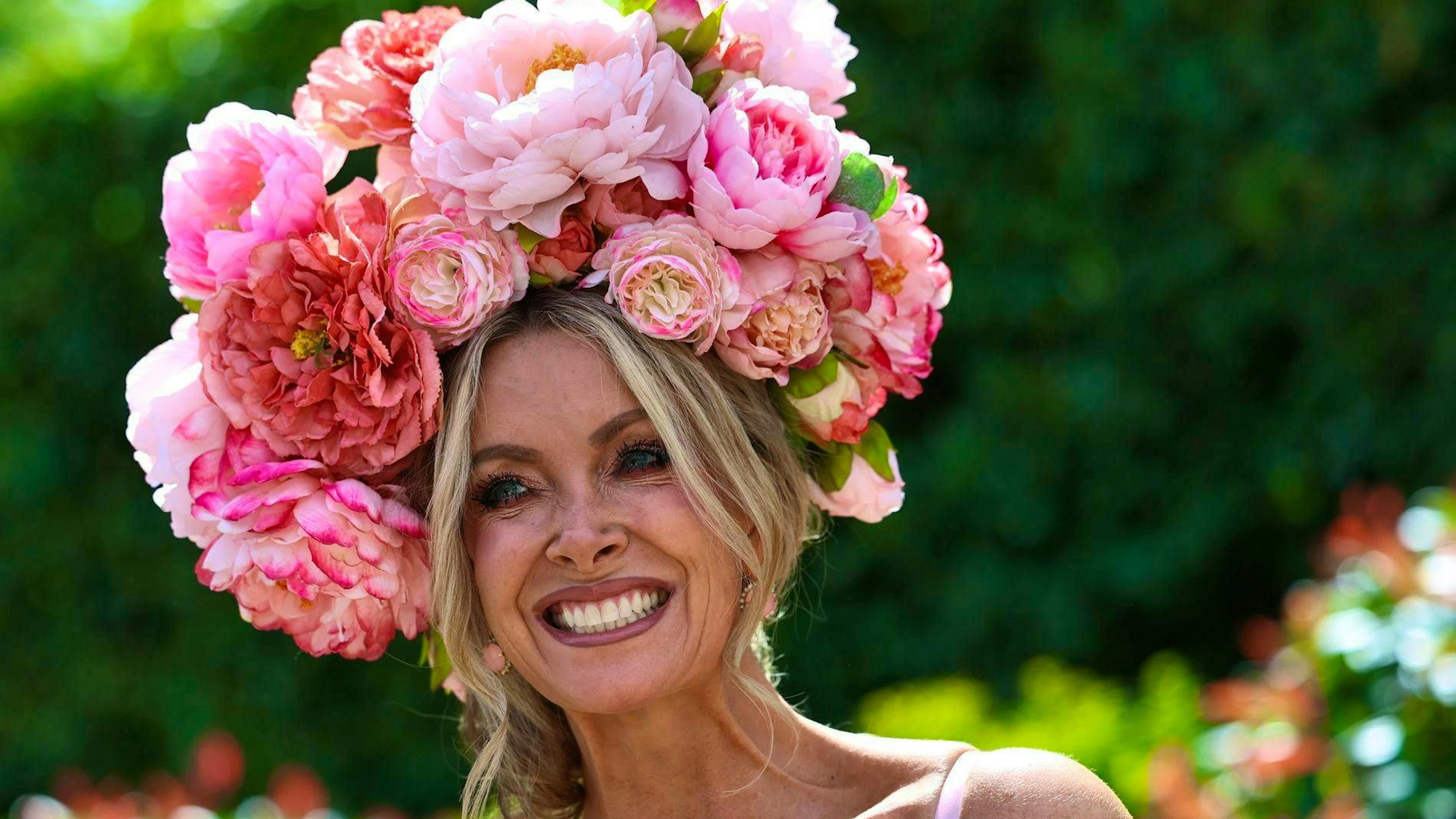 Anche questa appassionata di Ascot punta sui fiori.