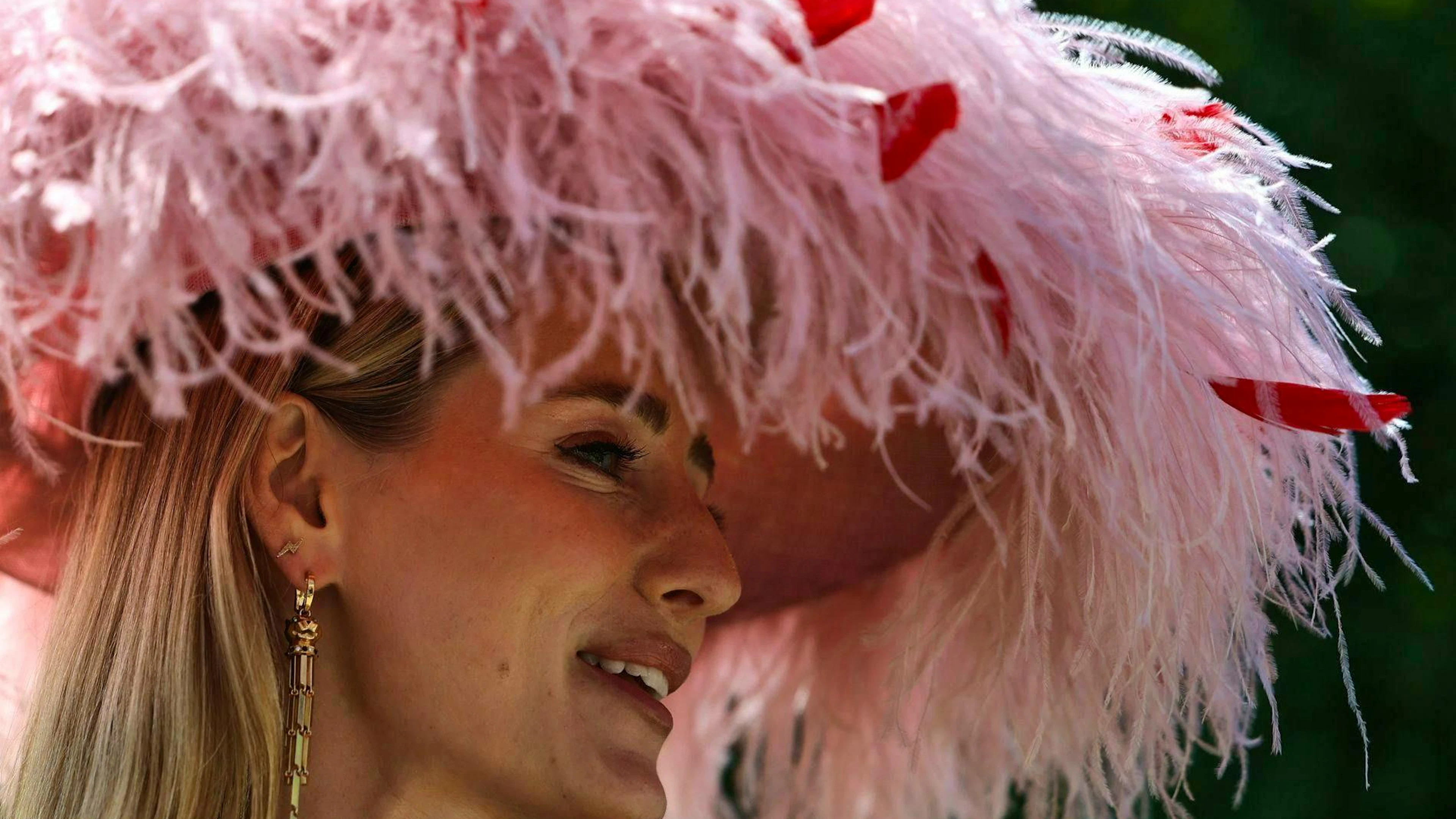 Forse vincerebbe il premio per il cappello più stravagante.