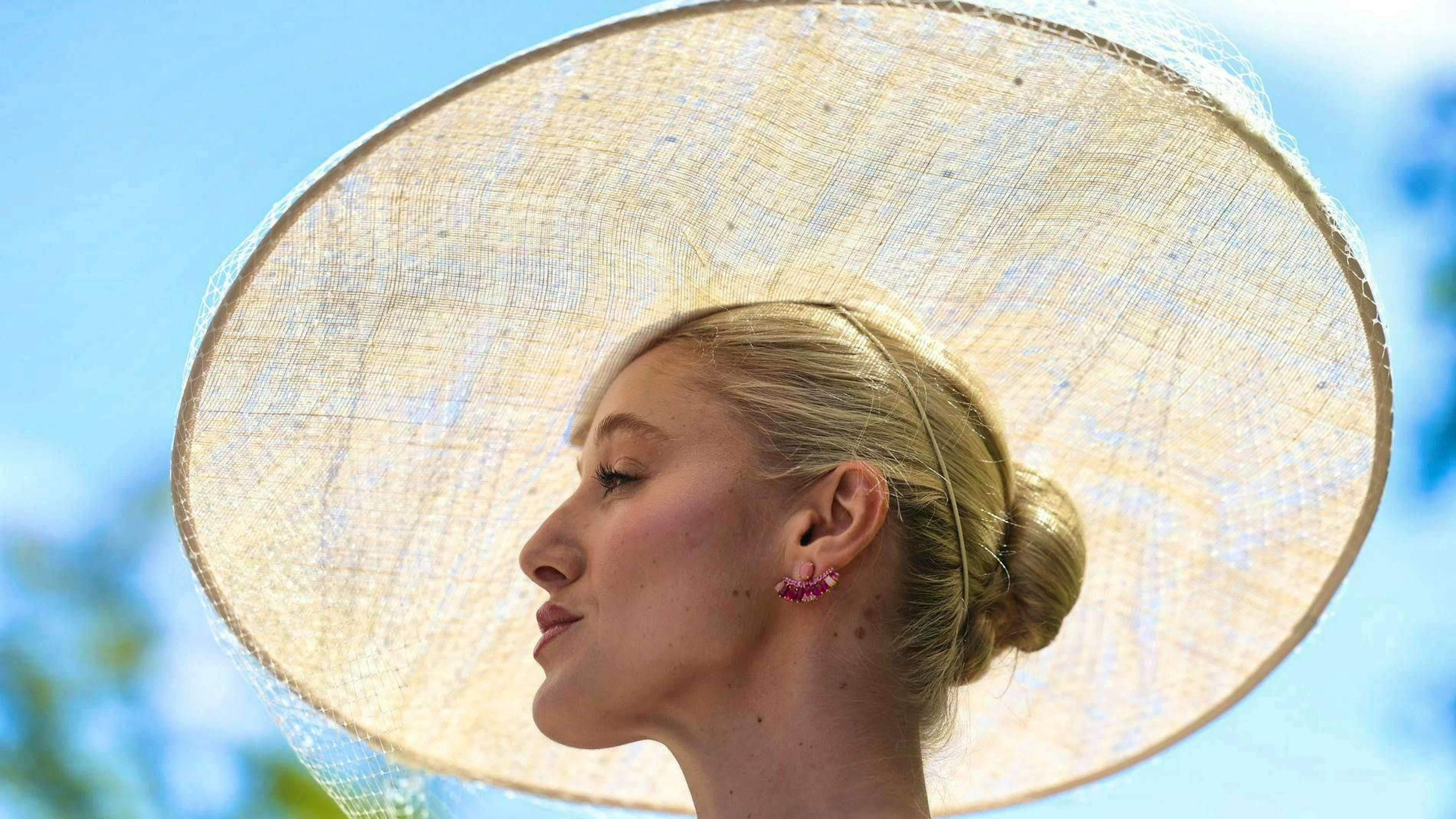 Protezione solare e cappello alla moda in un unico accessorio: una mossa intelligente. 