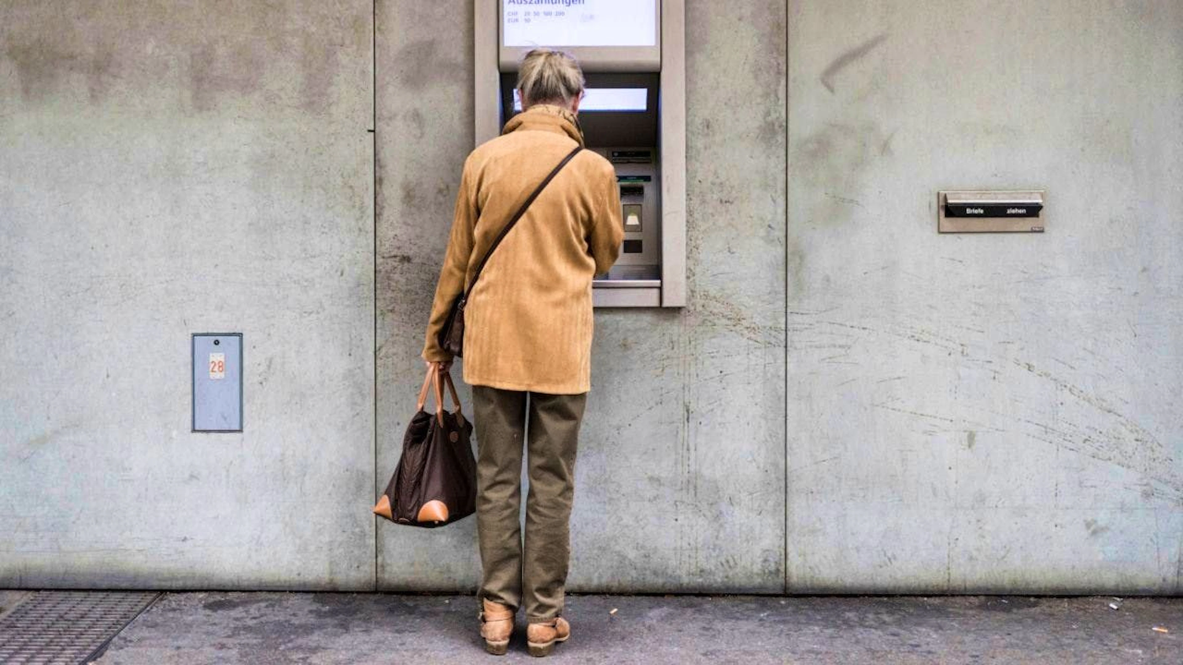 Following the final votes, it is now official: VAT will be increased by 0.4 percentage points to fund the 13th AHV pension. (Featured image)