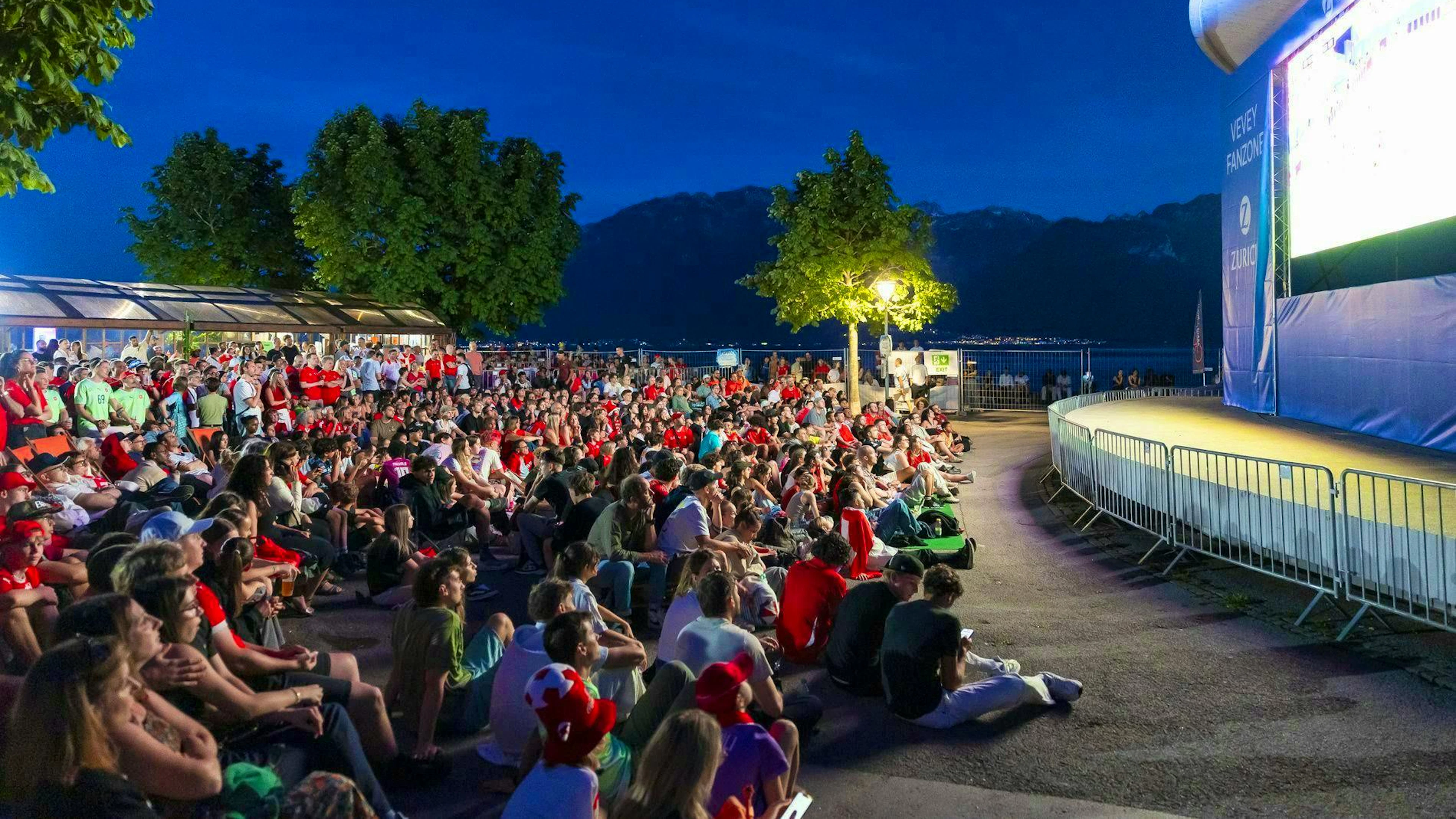Soccer fans watch the Swiss national team’s first World Cup group stage match against Qatar in Vevey, VD.