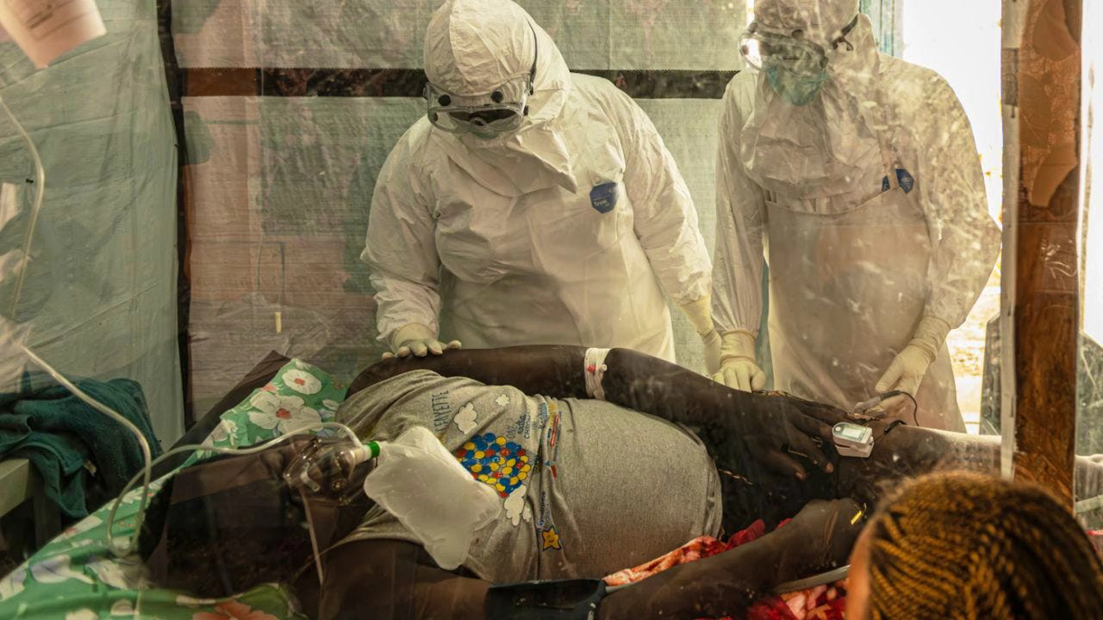 Medizinisches Personal versorgt einen Ebola-Patienten im Behandlungszentrum Rwampara. Foto: Moses Sawasawa/AP/dpa