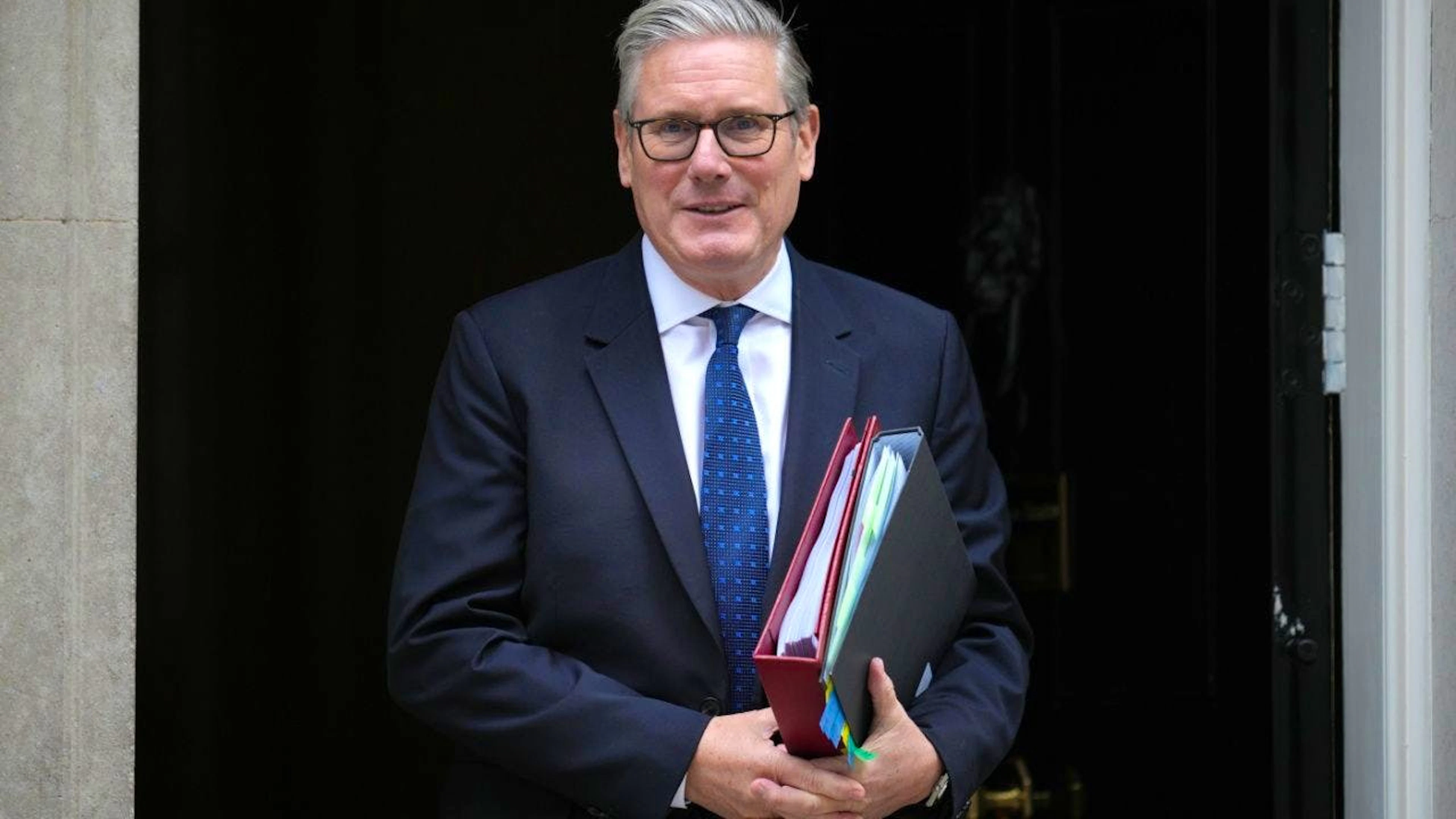 ARCHIV – Der britische Premierminister Keir Starmer verlässt die Downing Street 10, um an der wöchentlichen Sitzung des Premierministers im Parlament in London teilzunehmen. Foto: Kin Cheung/AP/dpa