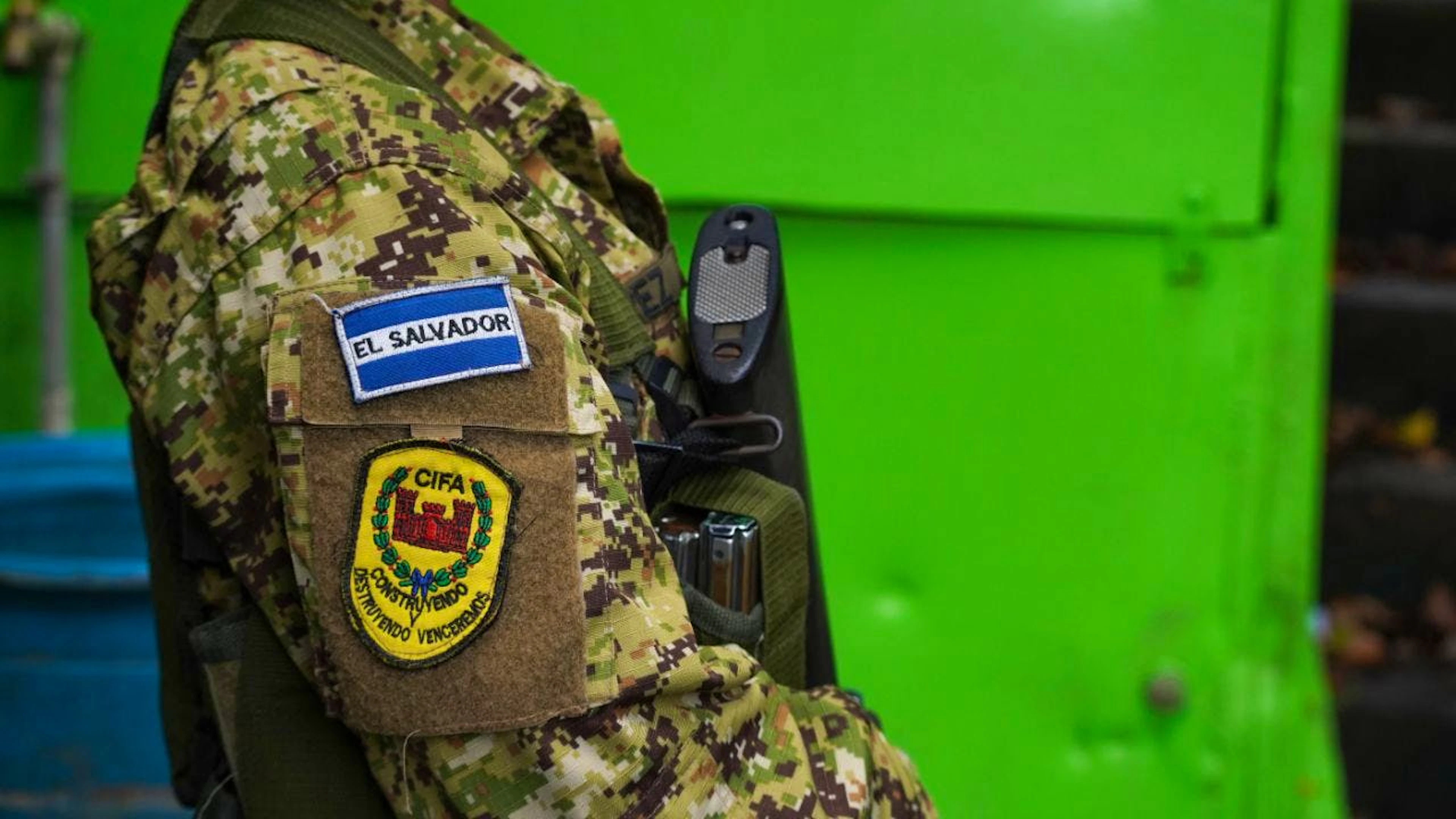 ARCHIV – Ein bewaffneter Soldat steht Wache und trägt an seinem Arm das Motto: «Mit Aufbau und Vernichtung werden wir siegen». Im umstrittenen Kampf gegen die Kriminalität durch den konservativen Präsidenten Bukele spielt das Militär eine bedeutende Rolle in dem mittelamerikanischen Land. Foto: Camilo Freedman/dpa