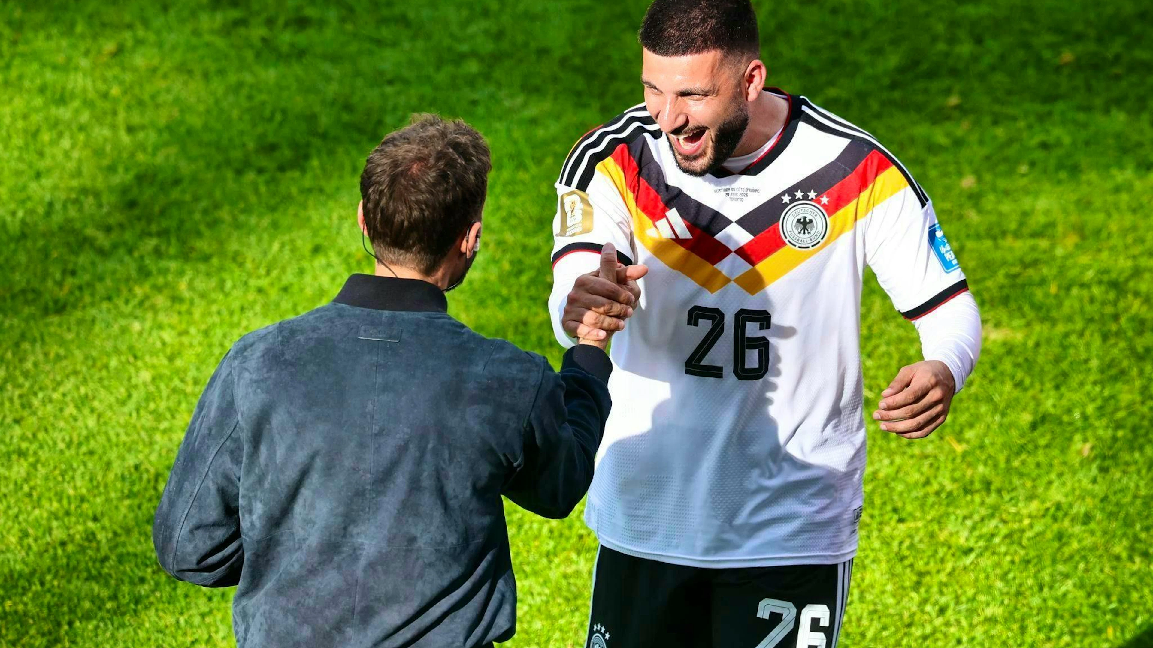 Thomas Müller congratulates Deniz Undav (r).