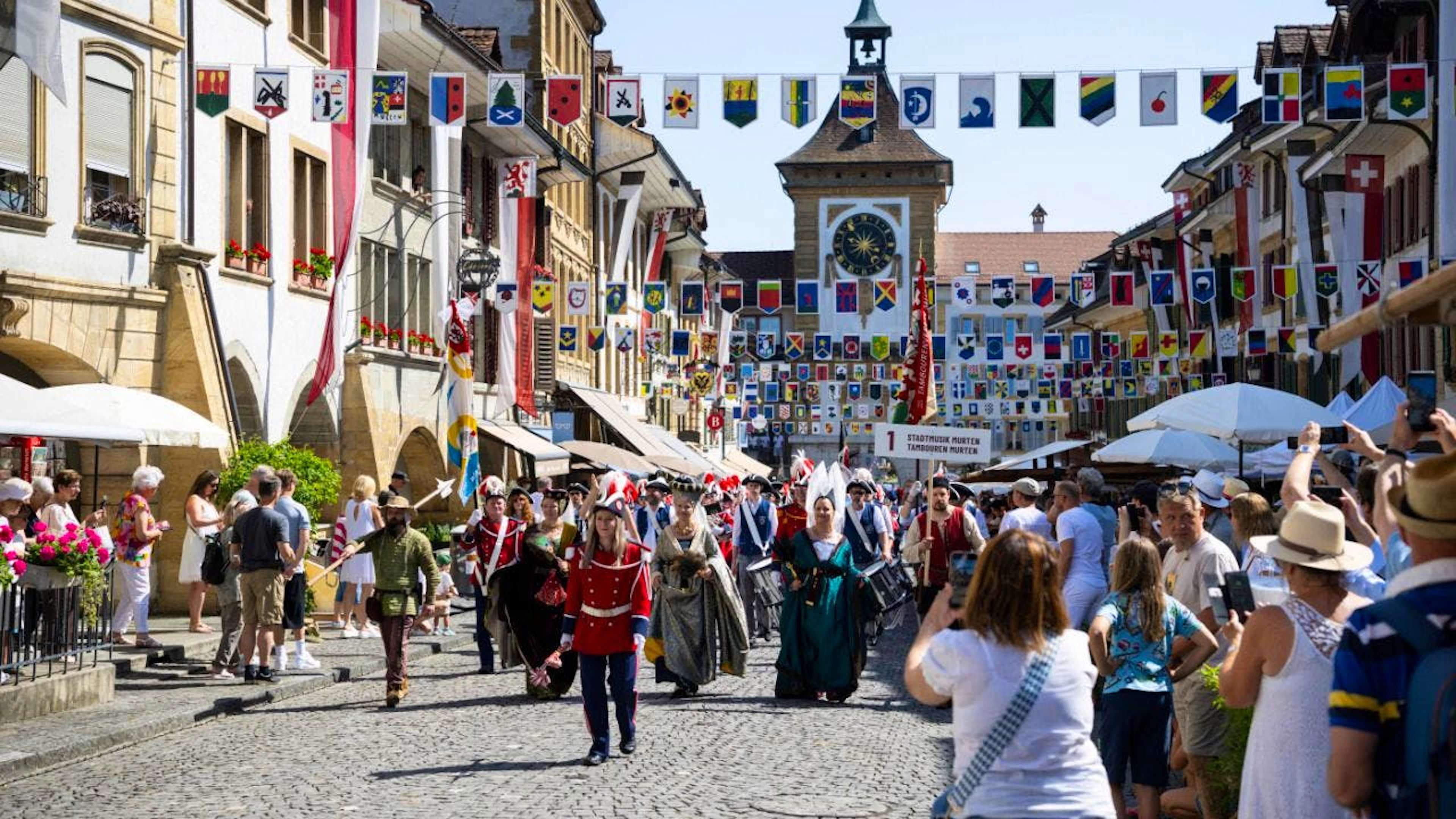 Umzug durch die Altstadt bei der Gedenkfeier 550 Jahre Schlacht bei Murten.