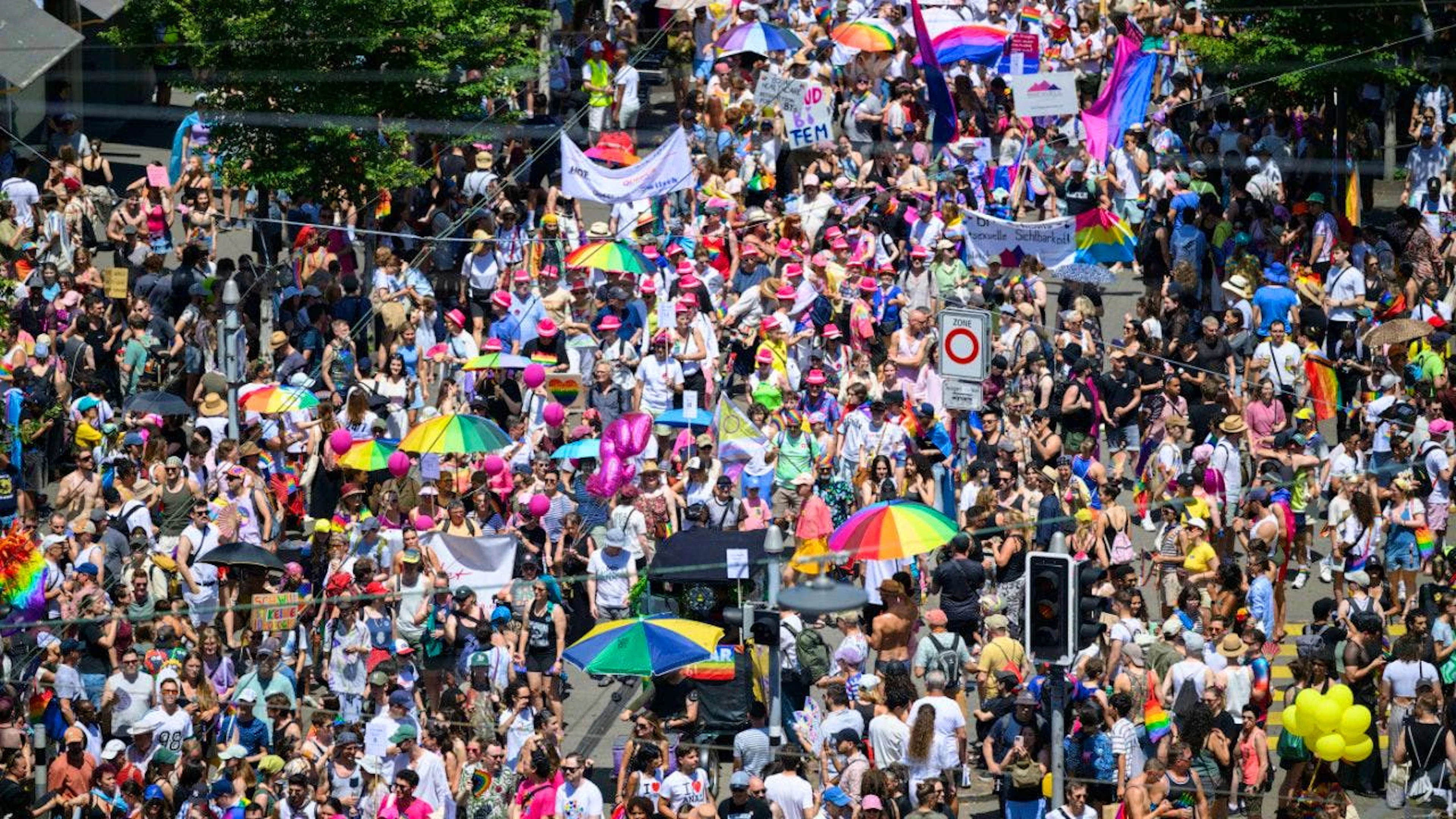 Des milliers de personnes ont défilé dans la Bahnhofstrasse à l'occasion de la Zurich Pride.