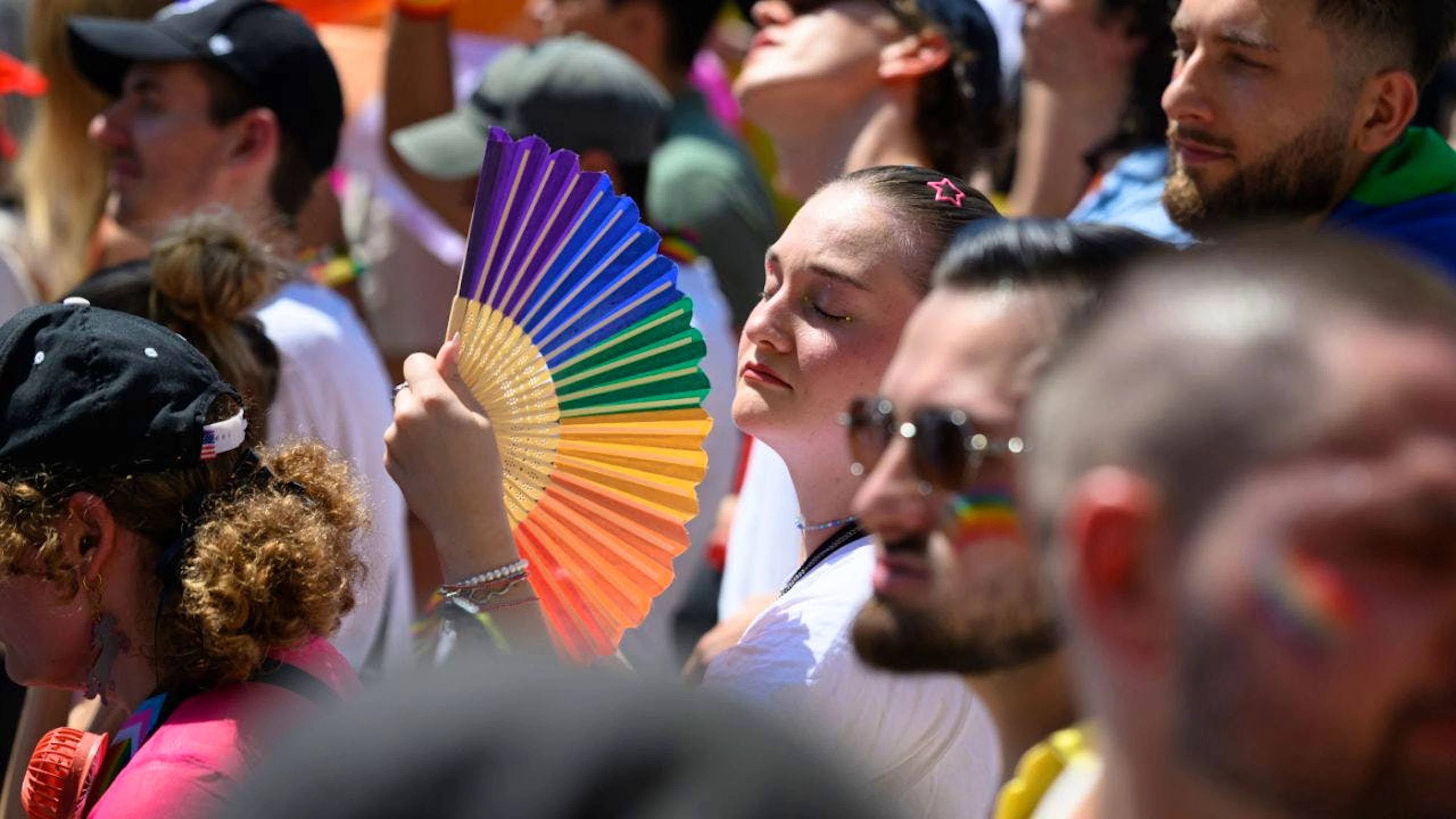 Des éventails aux couleurs de l'arc-en-ciel permettaient de lutter contre la chaleur étouffante.