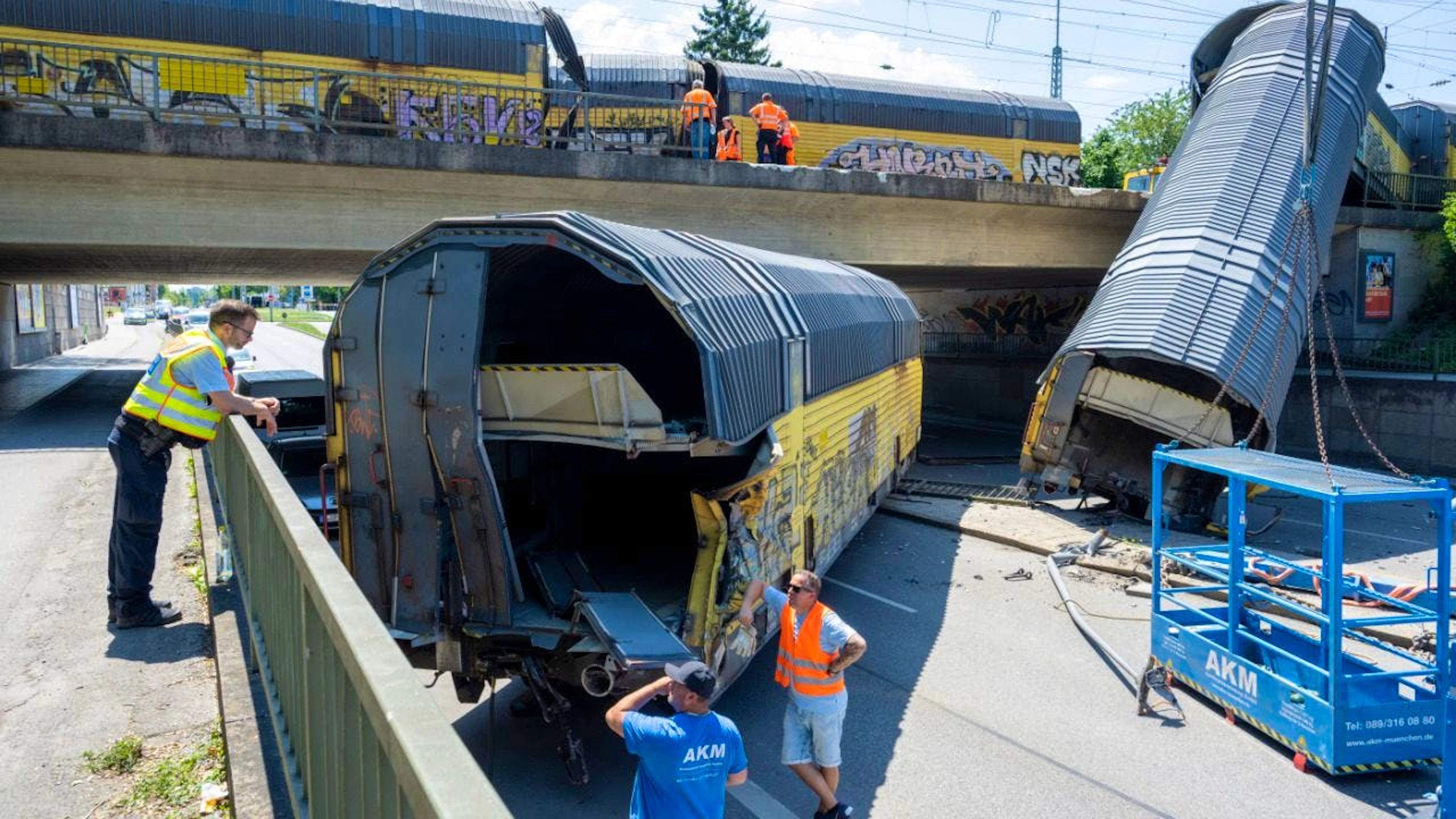 Allemagne: deux wagons de fret sont restés suspendus à un pont après la collision de deux trains de marchandises à Munich, dans la nuit de vendredi à samedi. Un agent ferroviaire a perdu la vie dans l'accident.