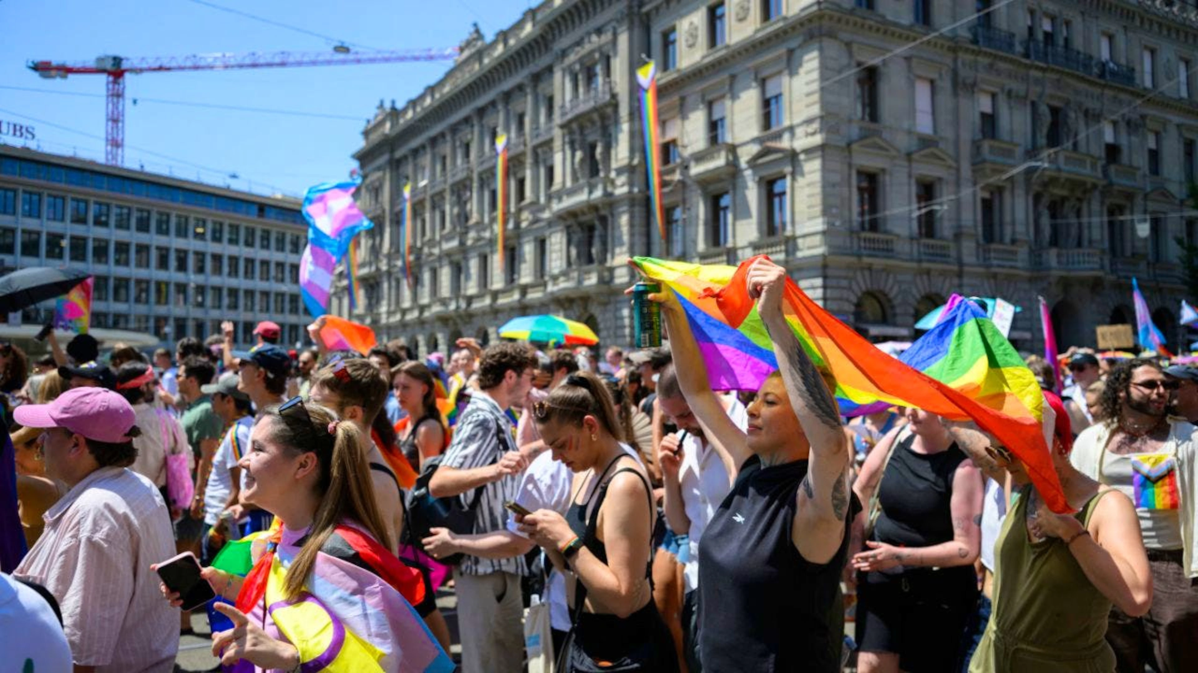 Coloré et bruyant, le cortège de la Zurich Pride a défilé sur la Paradeplatz à Zurich.