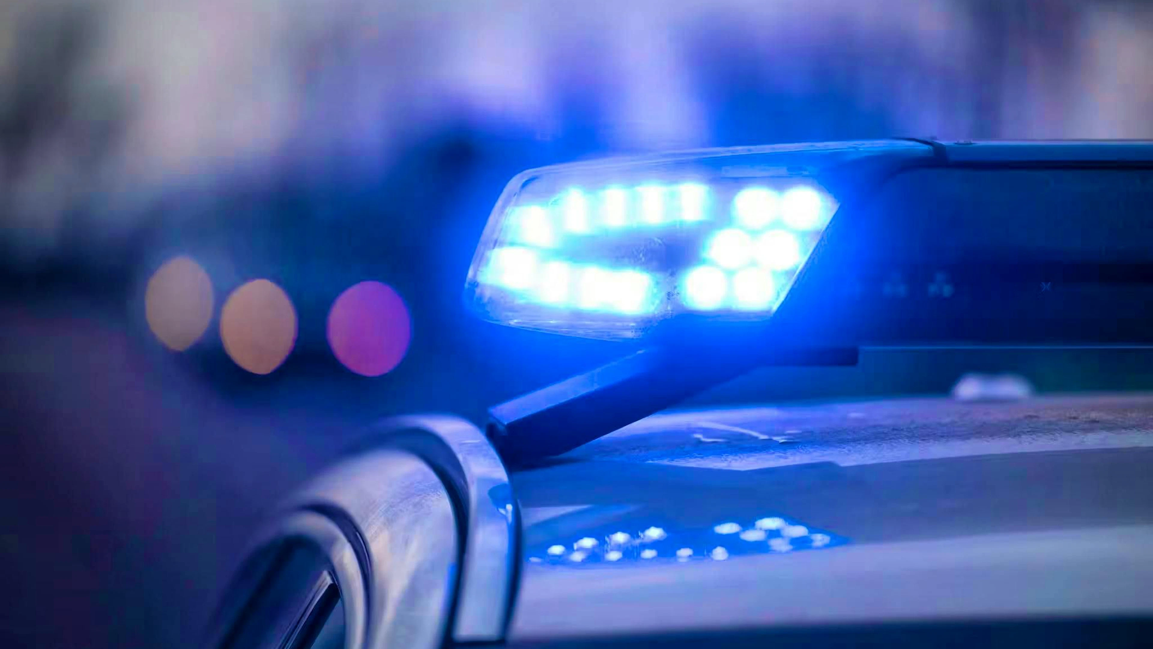 A nighttime outing ends in tragedy: A 17-year-old scooter rider dies in a collision with an SUV. (Stock photo)