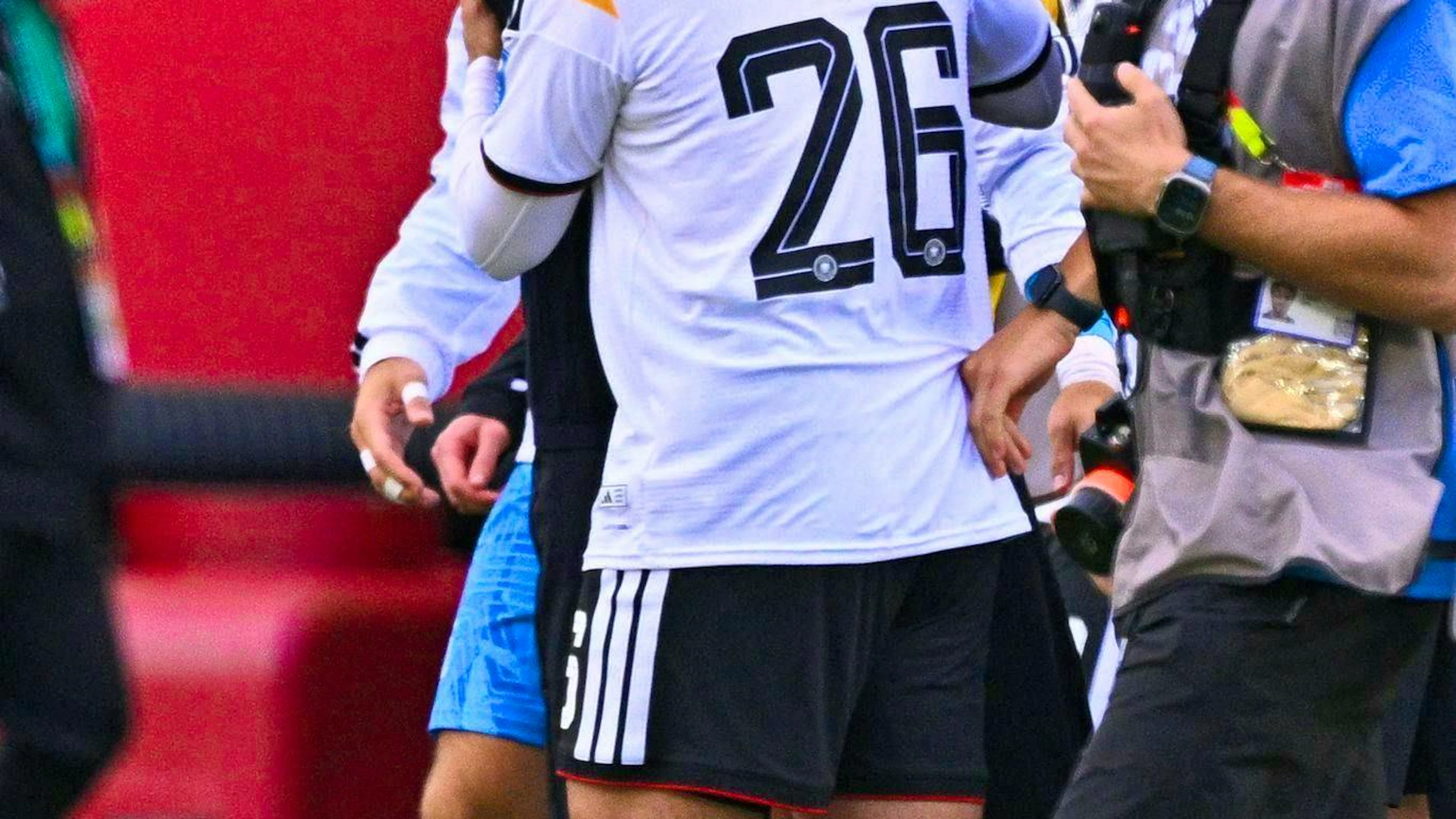 Julian Nagelsmann thanks Deniz Undav. 