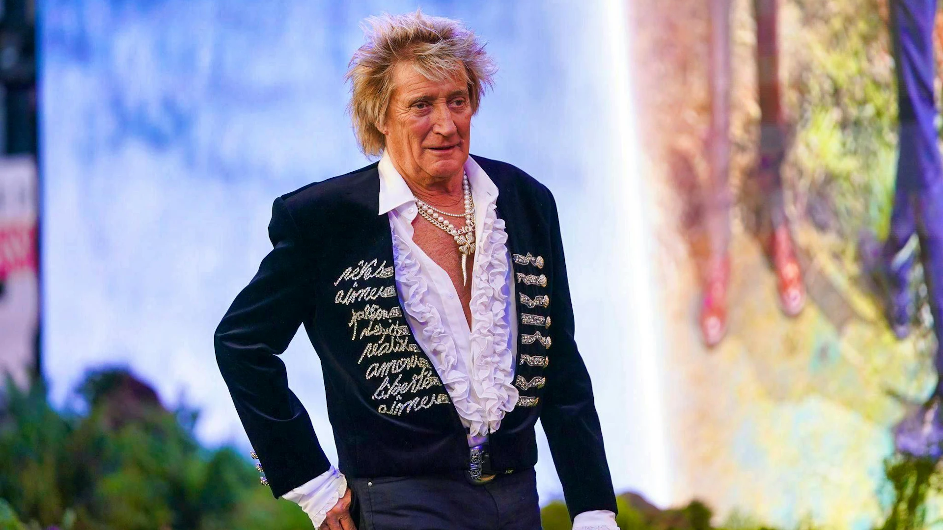 Rod Stewart Receives Oxygen During Concert