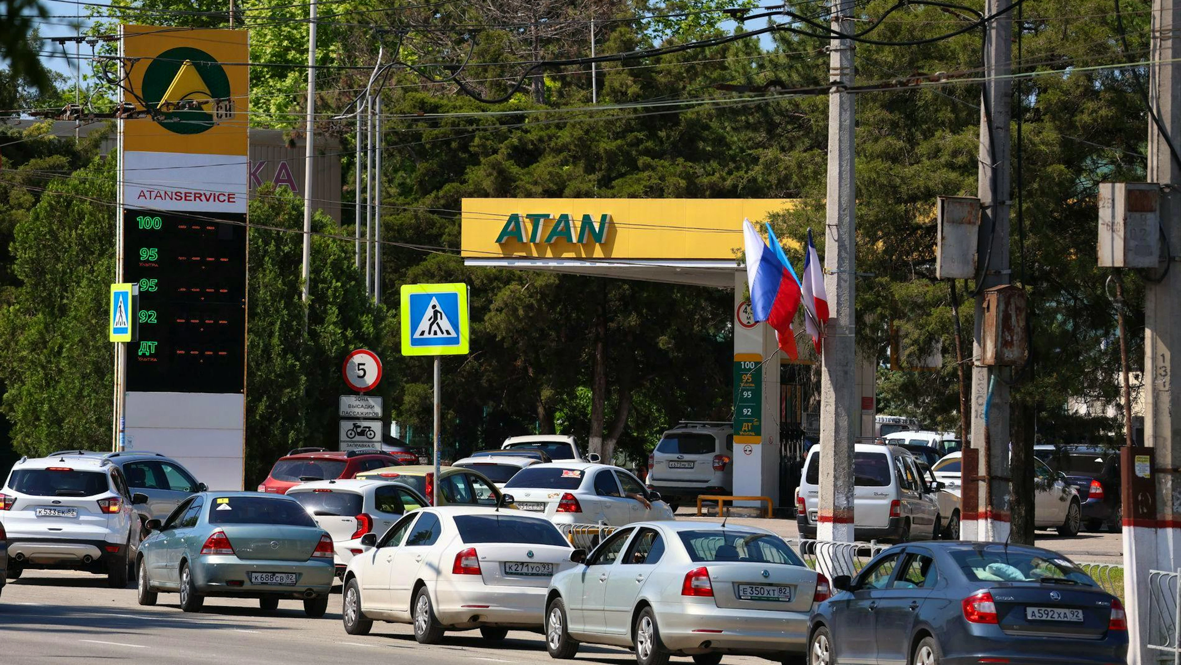È crisi benzina in Crimea dopo gli attacchi di Kiev. Sono lunghe le colonne ai distributori di benzina, qui il 12 di giugno.