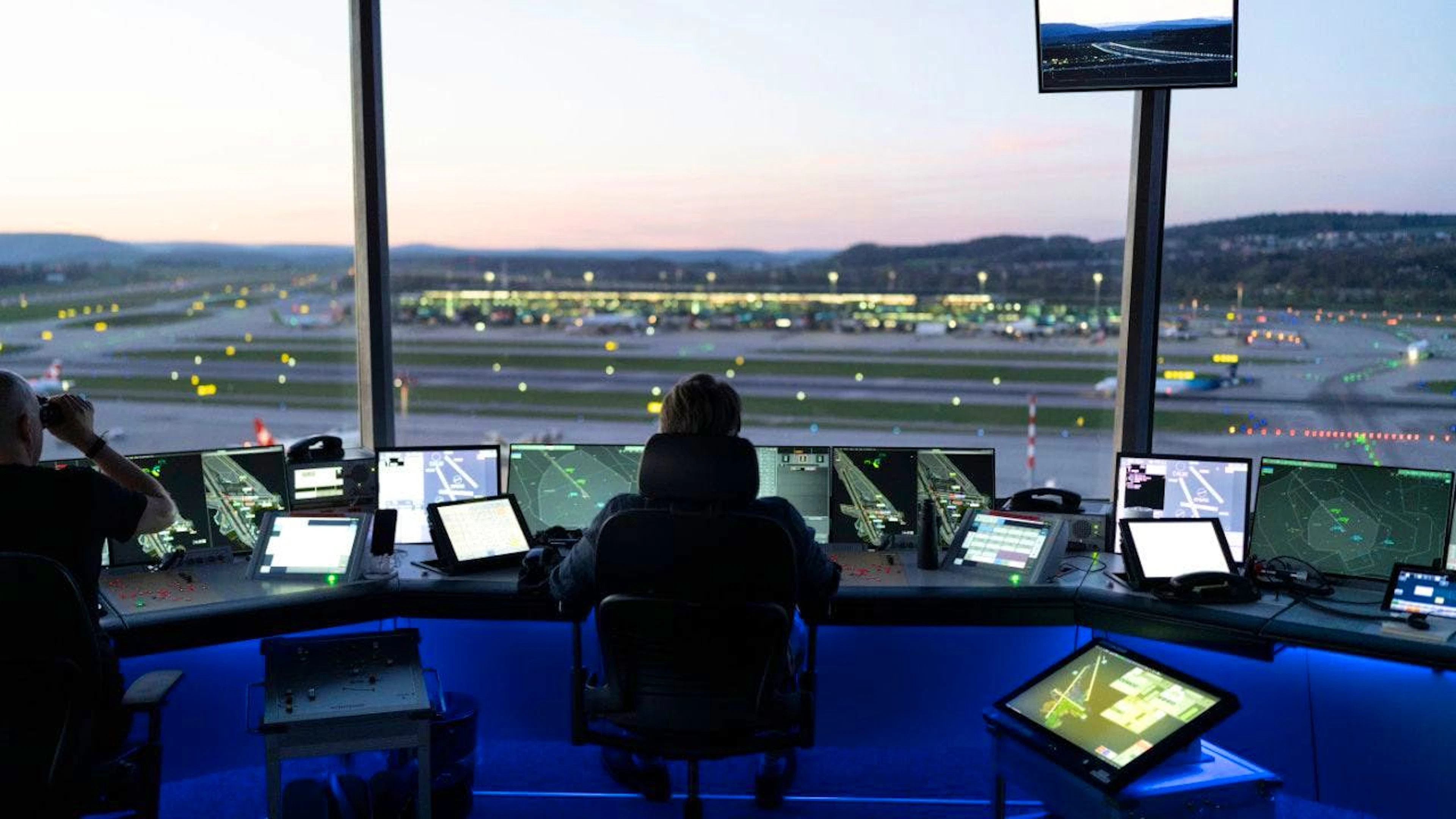 Un controllore di volo di skyguide al lavoro (foto d'archivio).