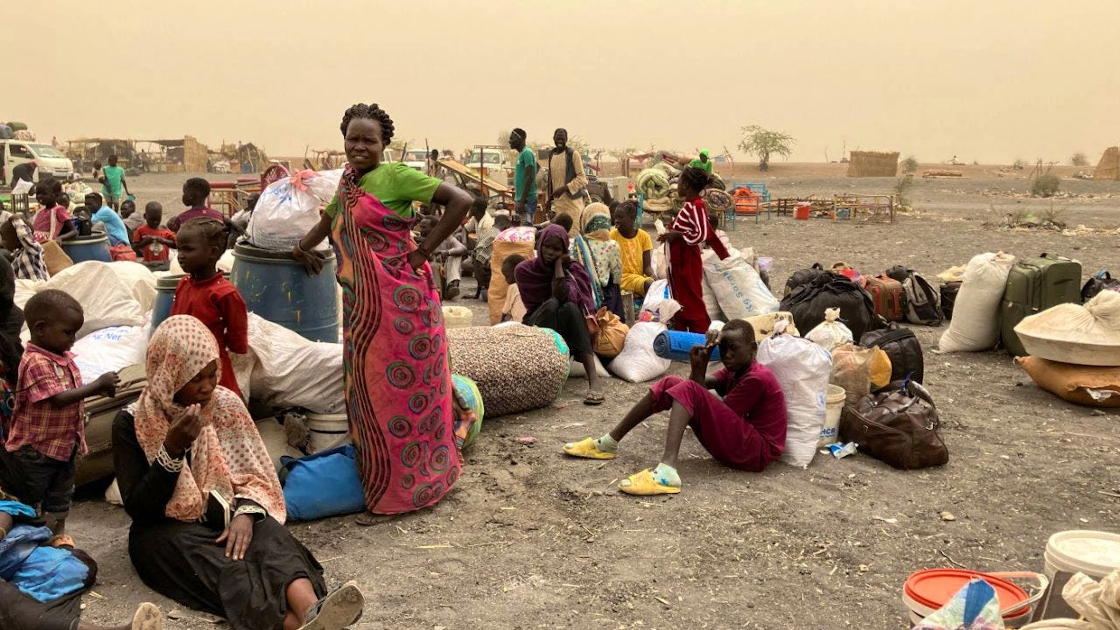 ARCHIV – Flüchtlinge aus dem Sudan warten nach der Überquerung der Grenze in den Südsudan auf einen Transport in das Transitlager der grenznahen Stadt Renk. Foto: Eva-Maria Krafczyk/dpa