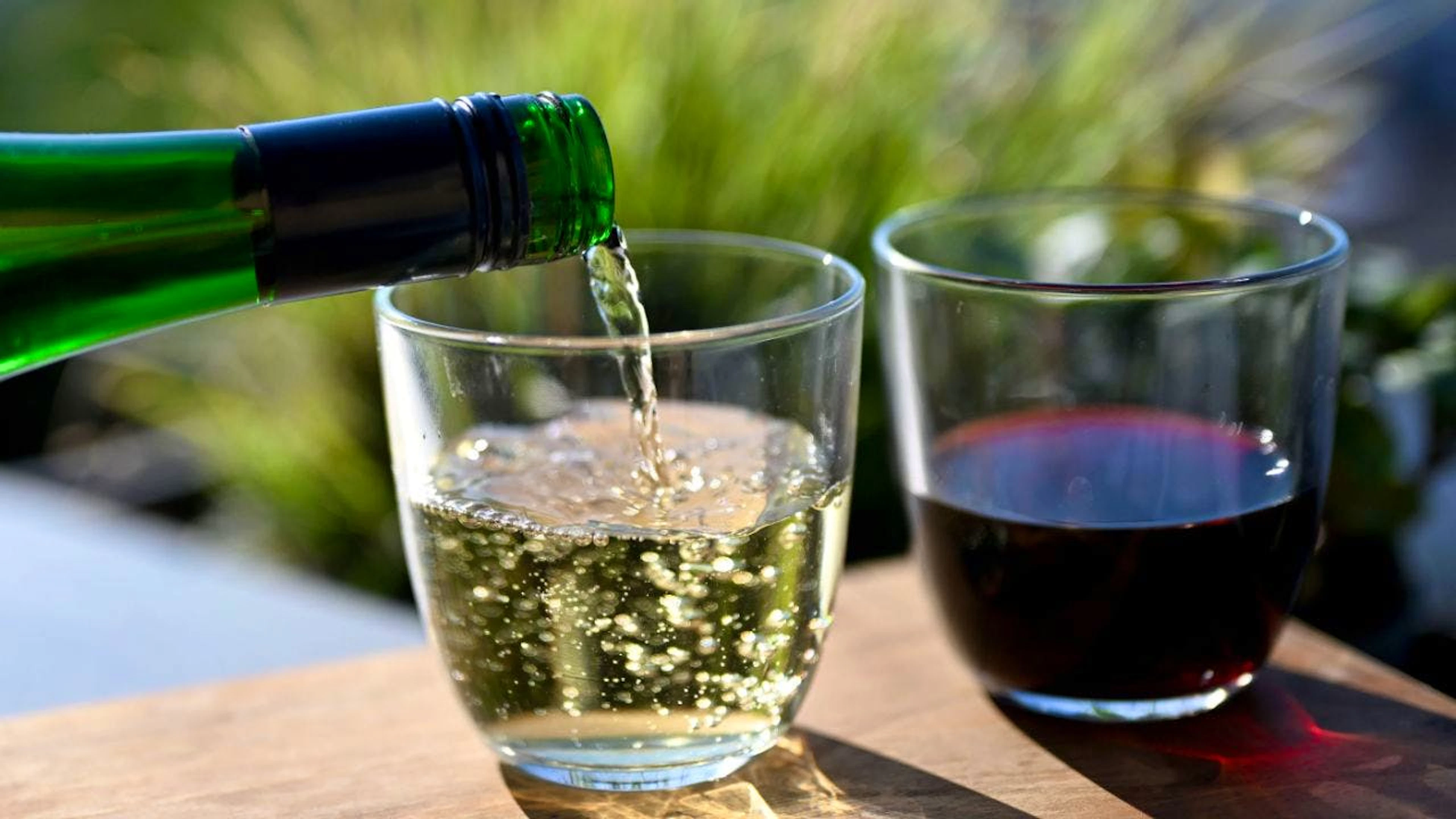 Der Bundesrat will Zollkontingente für Weinimporte künftig an Unternehmen vergeben, die Schweizer Trauben ankaufen und keltern. (Themenbild)