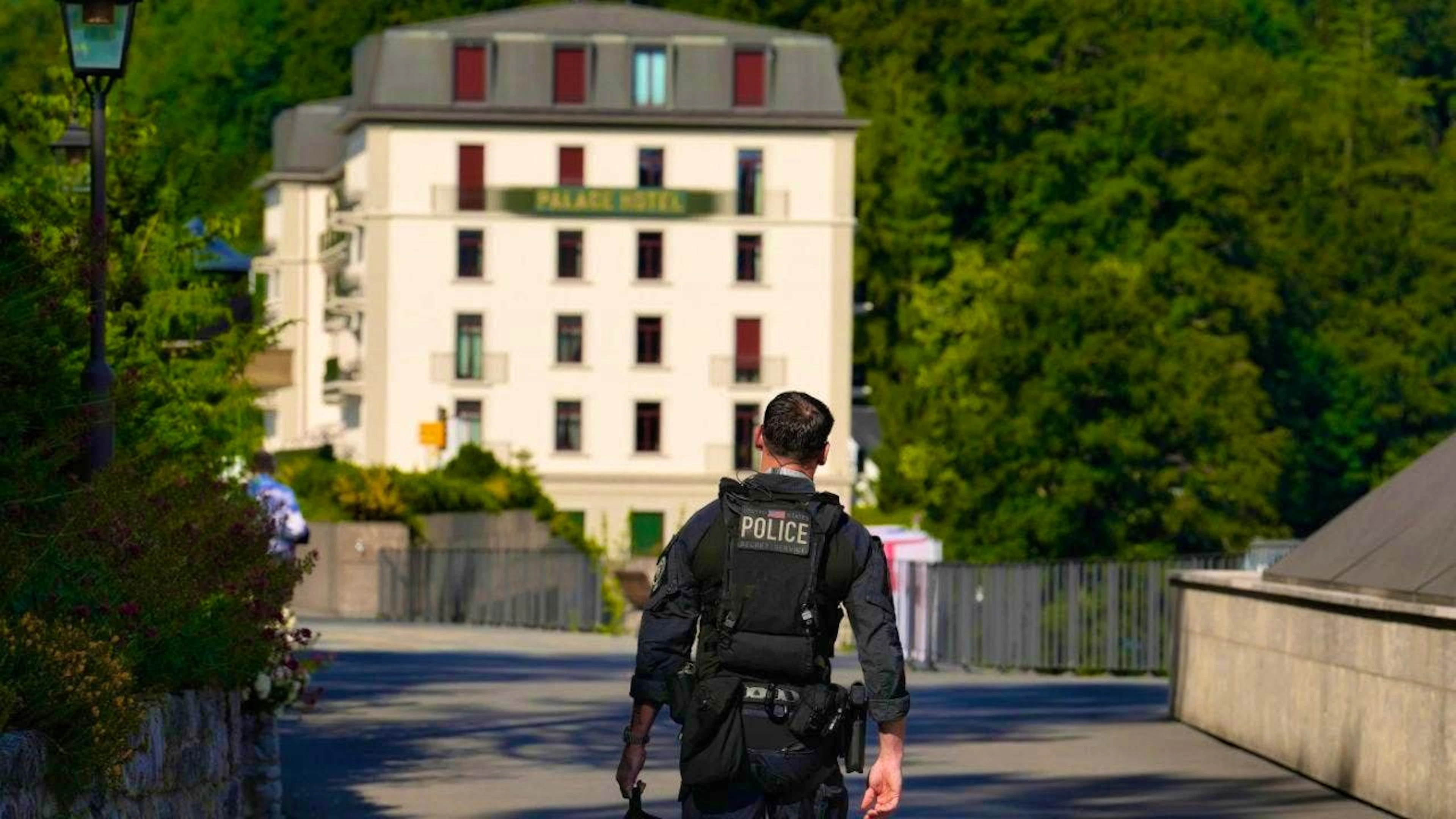 A United States Secret Service agent walks in front of the Palace Hotel, where negotiations between the U.S. and Iran are taking place at the Bürgenstock Resort. Photo: Vadim Ghirda/AP/dpa