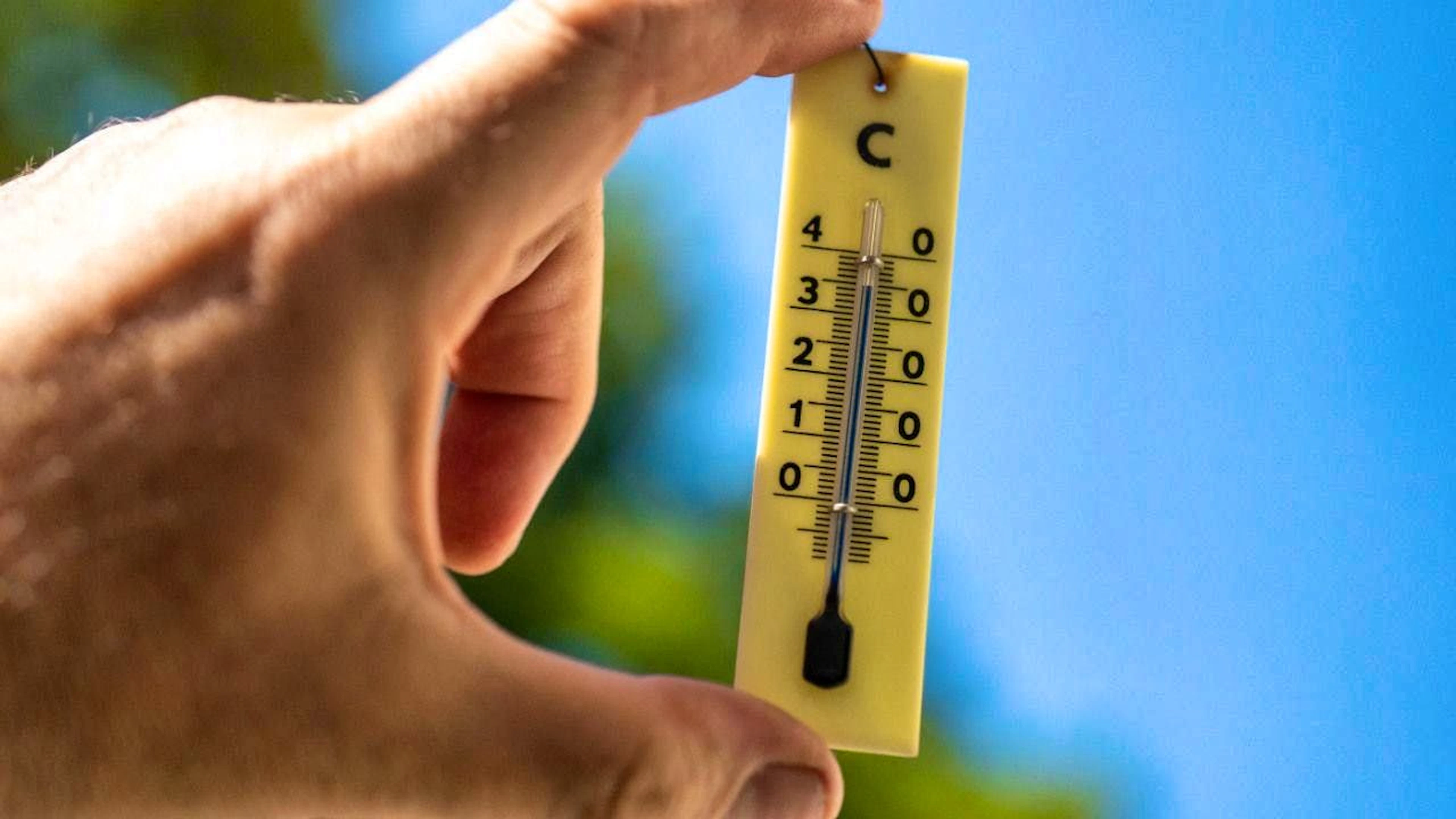 On Monday, MeteoSwiss raised the heat warning from level 3 to level 4 in several regions of western Switzerland. (Featured image)