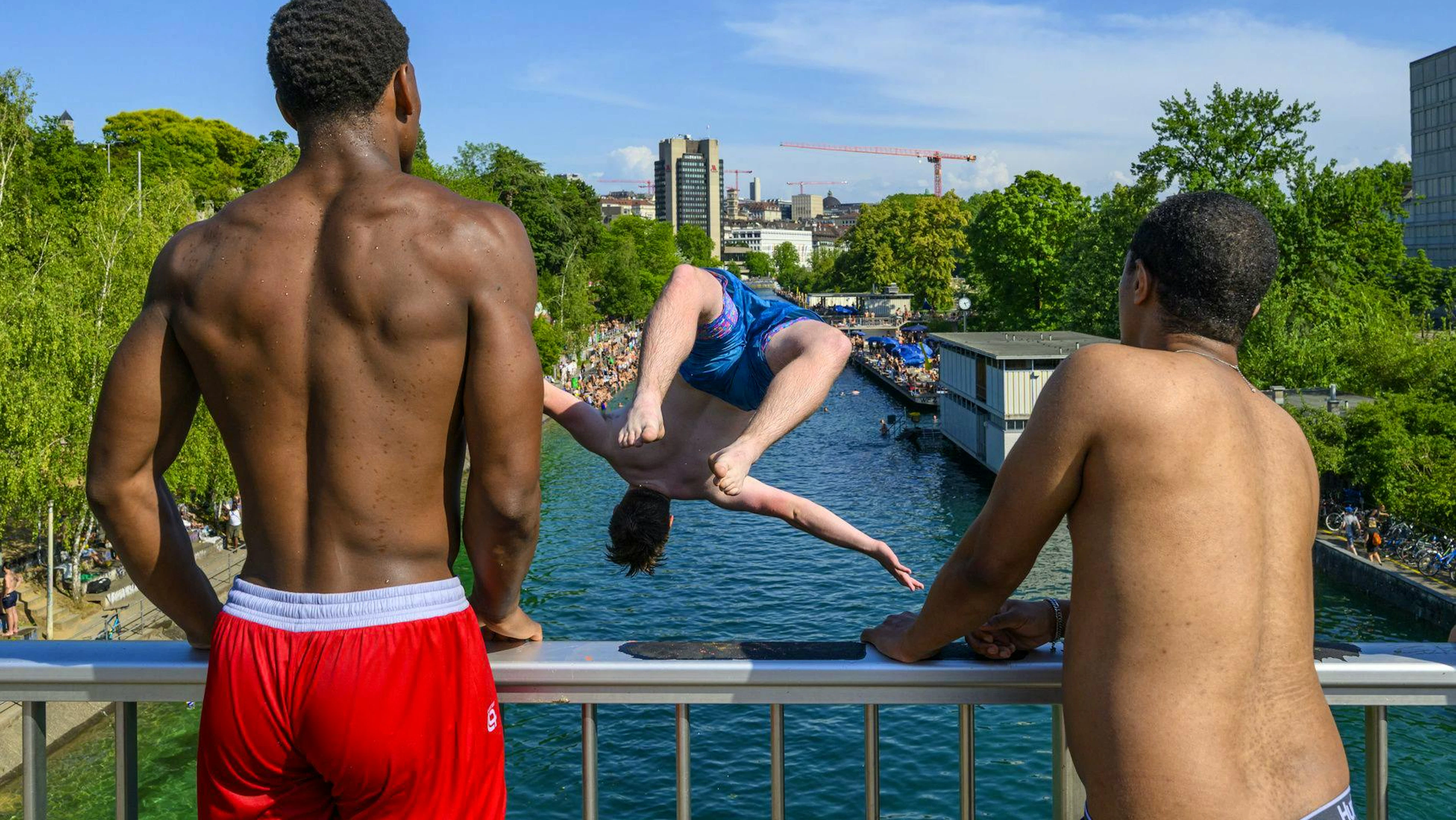 Menschen springen an einem Sommertag in die Limmat.