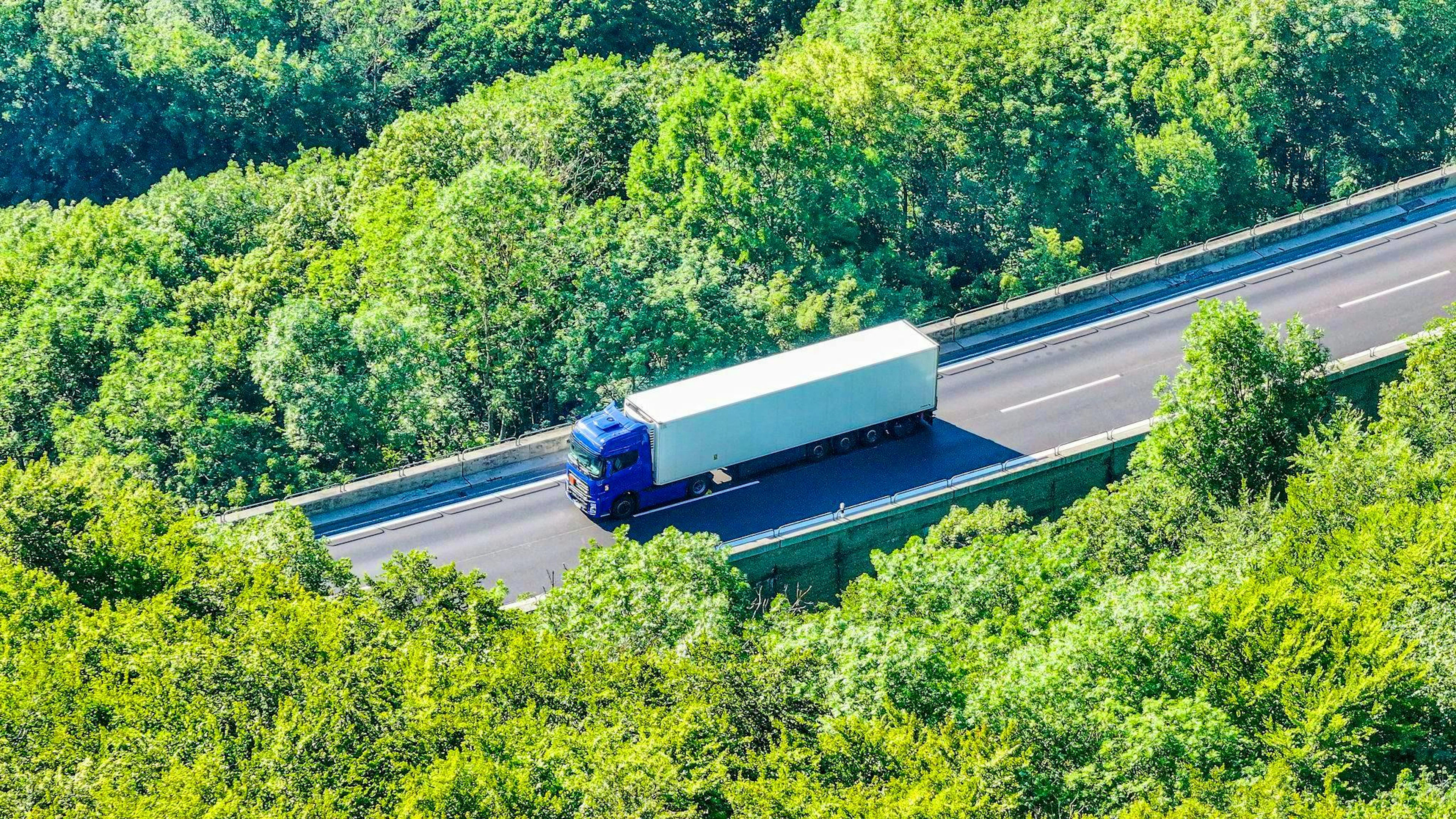 The truck carrying flammable hazardous materials is stranded on the A8 highway heading toward Munich.