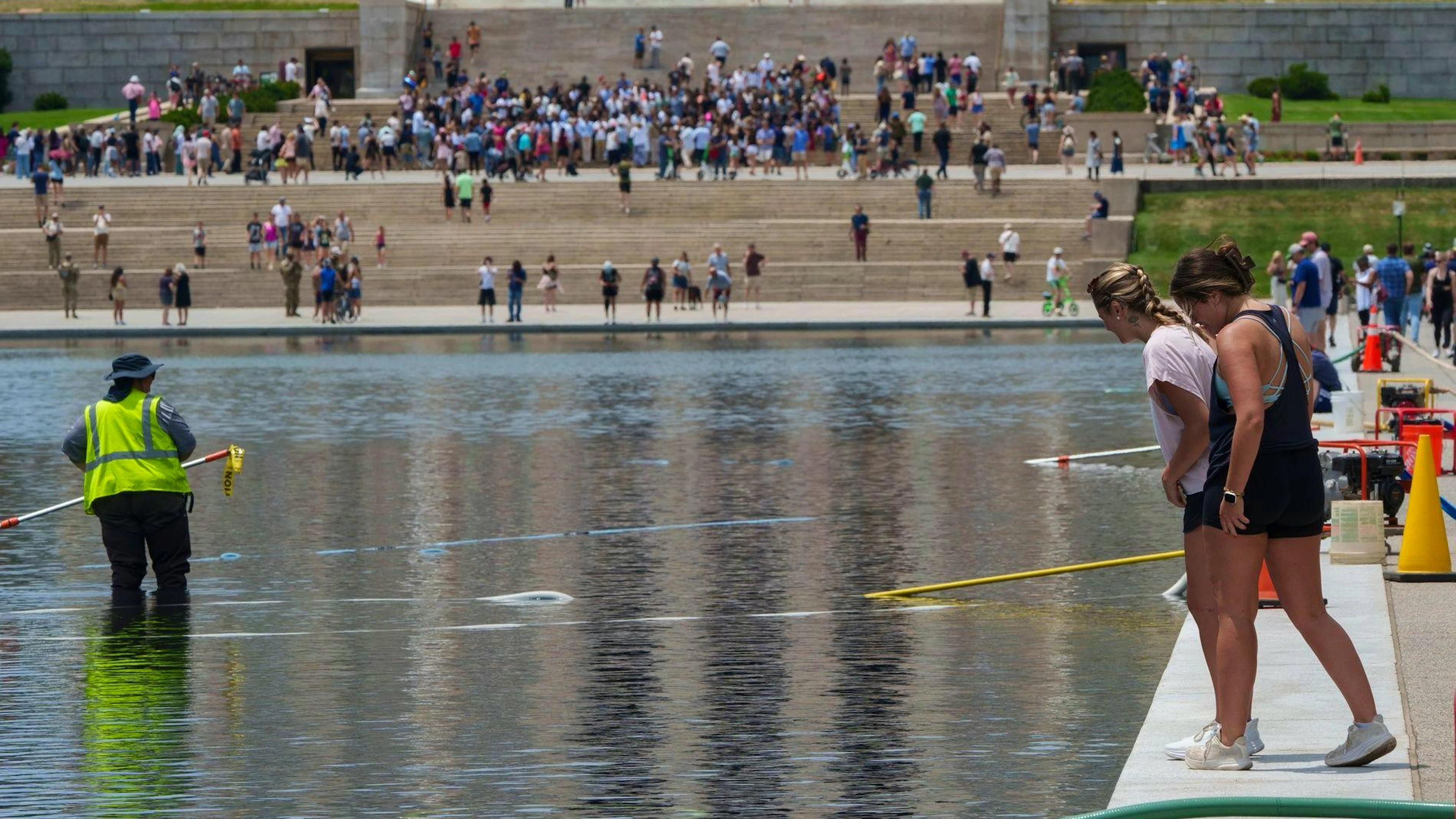 Le bassin en question est, initialement, un gigantesque miroir d'eau.