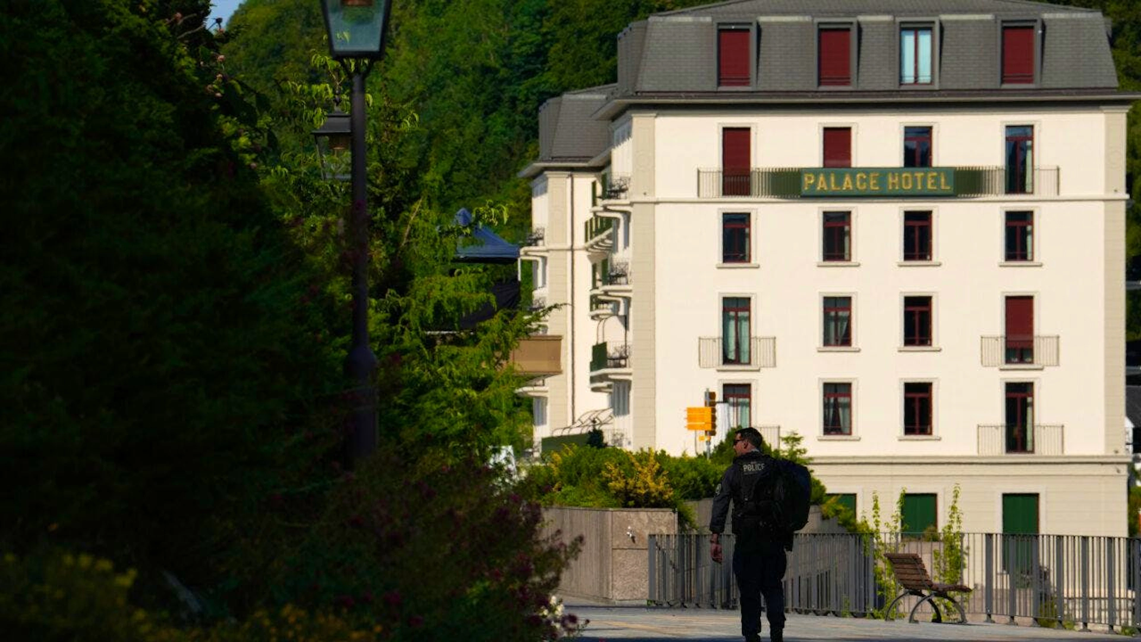 Ein Mitarbeiter des United States Secret Service geht vor dem Palace Hotel, in dem die Verhandlungen zwischen den USA und dem Iran im Bürgenstock Resort stattfinden. Foto: Vadim Ghirda/AP/dpa