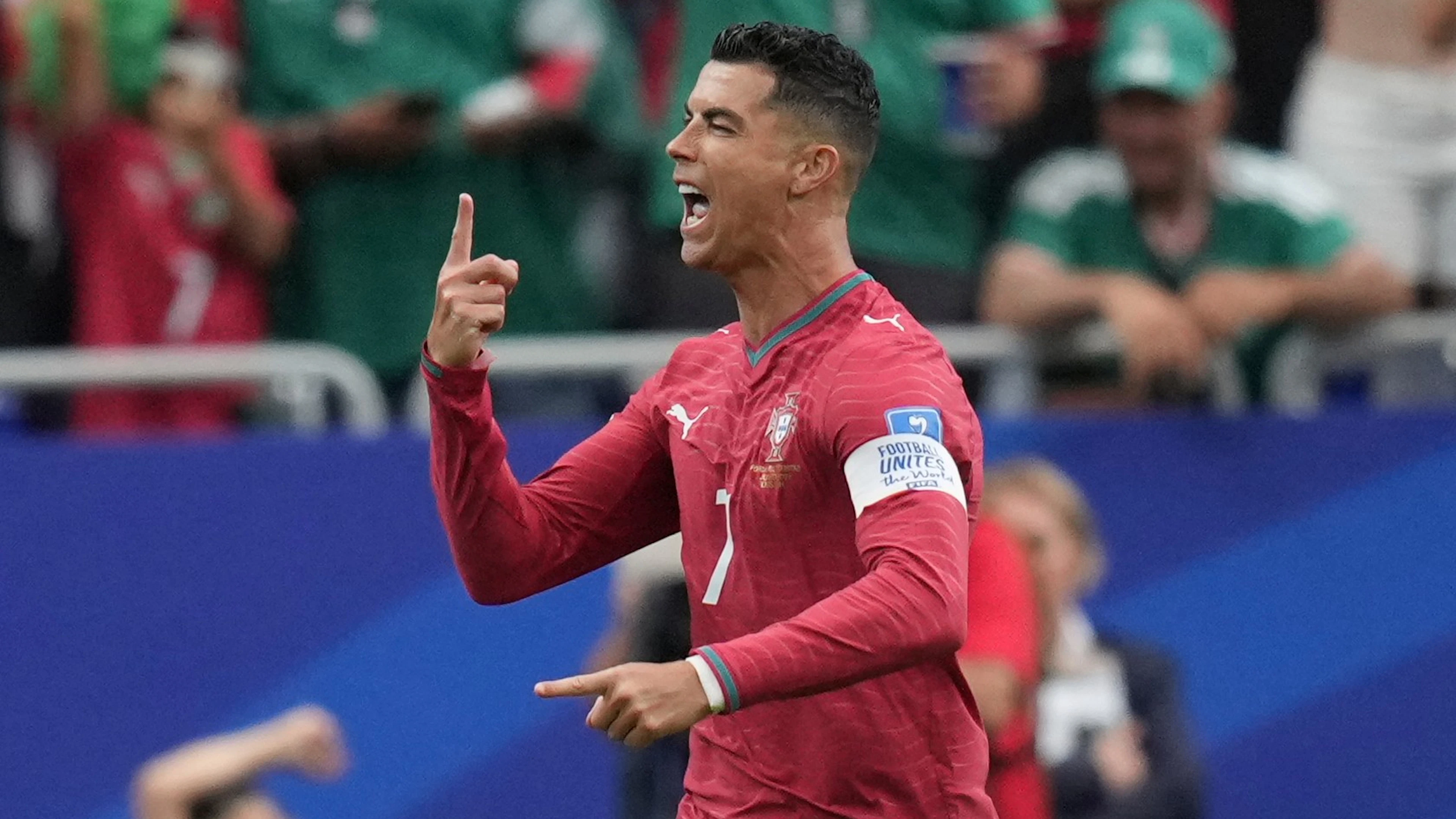 Ronaldo segna due reti, unico giocatore ad avere segnato in 6 Mondiali.