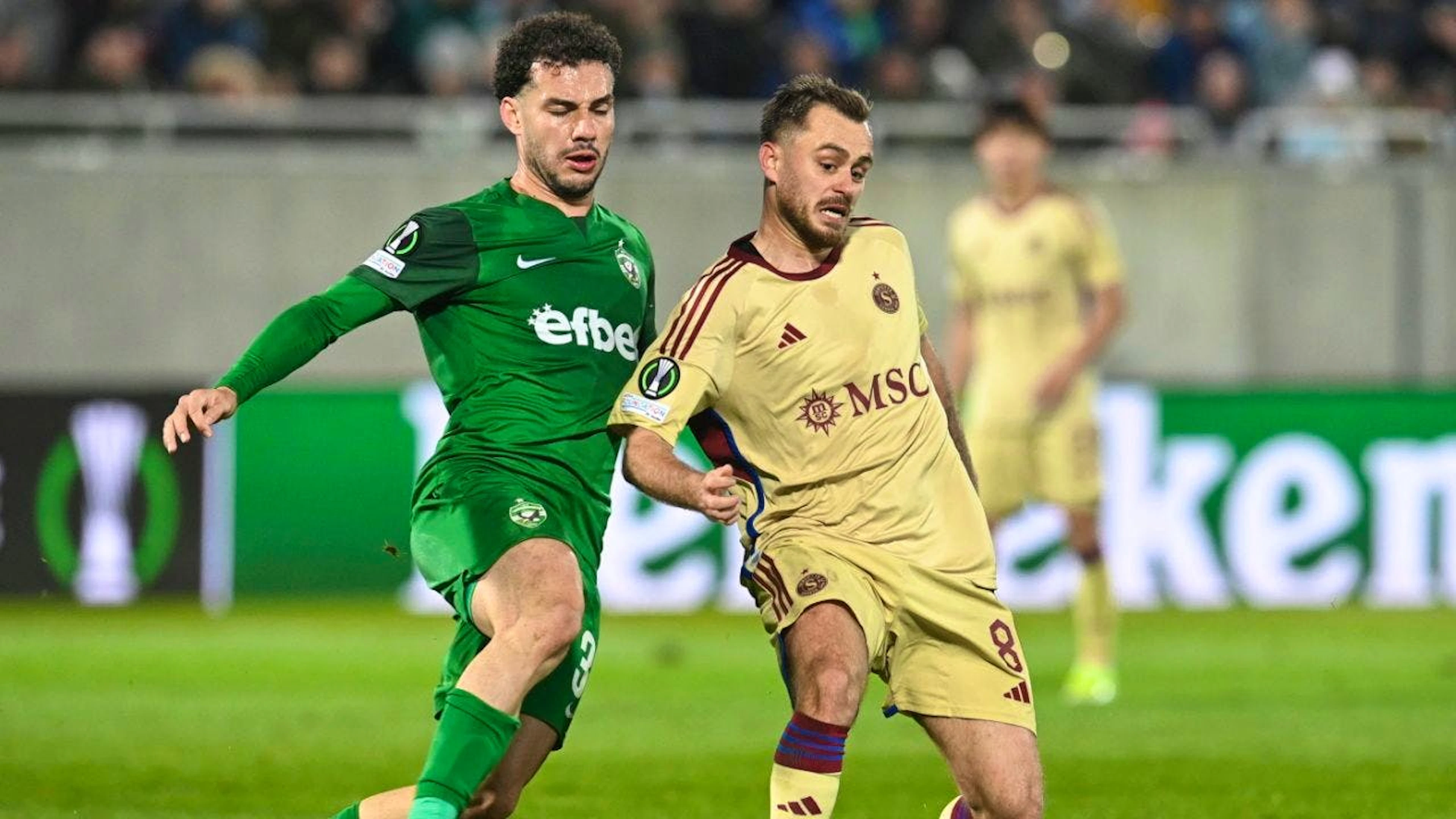 Pedro Naressi (links) im Februar 2024 im Europa-League-Spiel gegen Servettes Timothy Cognate