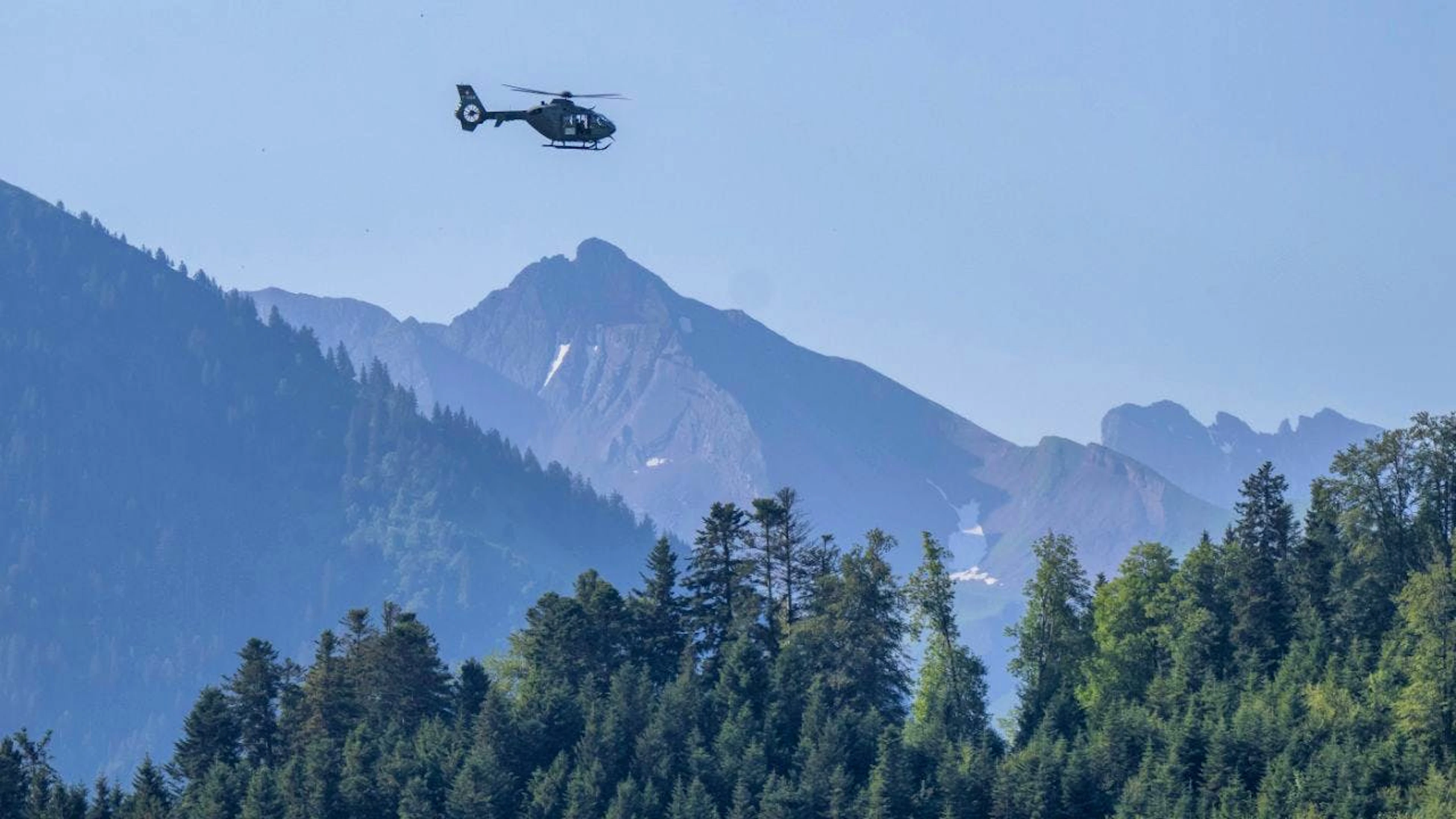 Un elicottero dell'Esercito svizzero immortalato questo fine settimana sopra il Bürgenstock (NW)