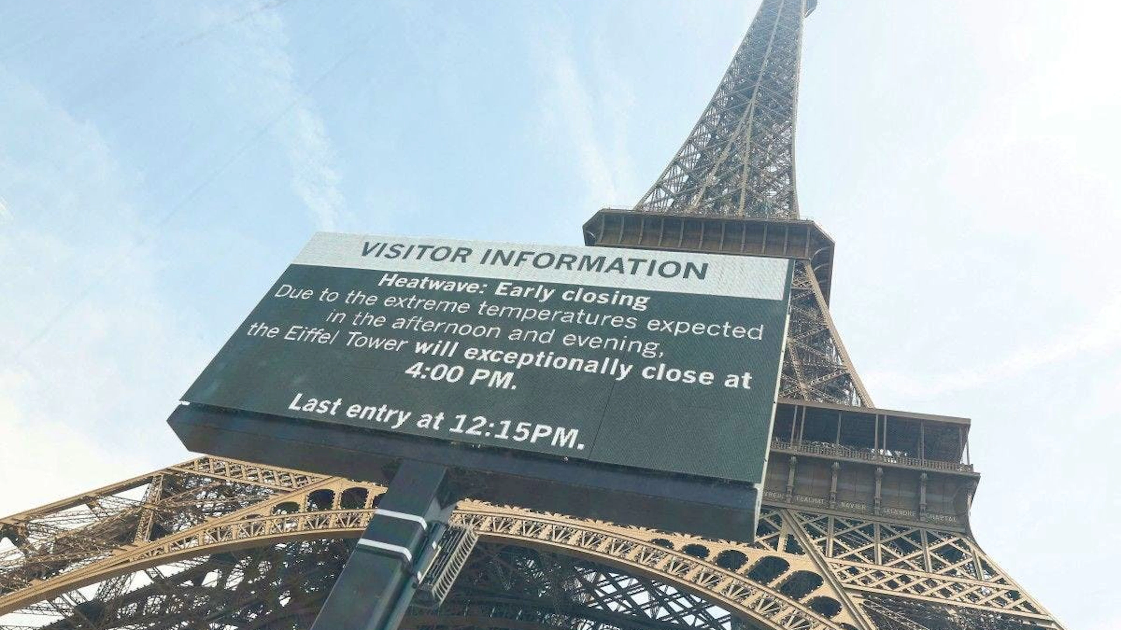 En raison de la canicule qui touche Paris, la tour Eiffel a exceptionnellement fermé ses portes plus tôt.