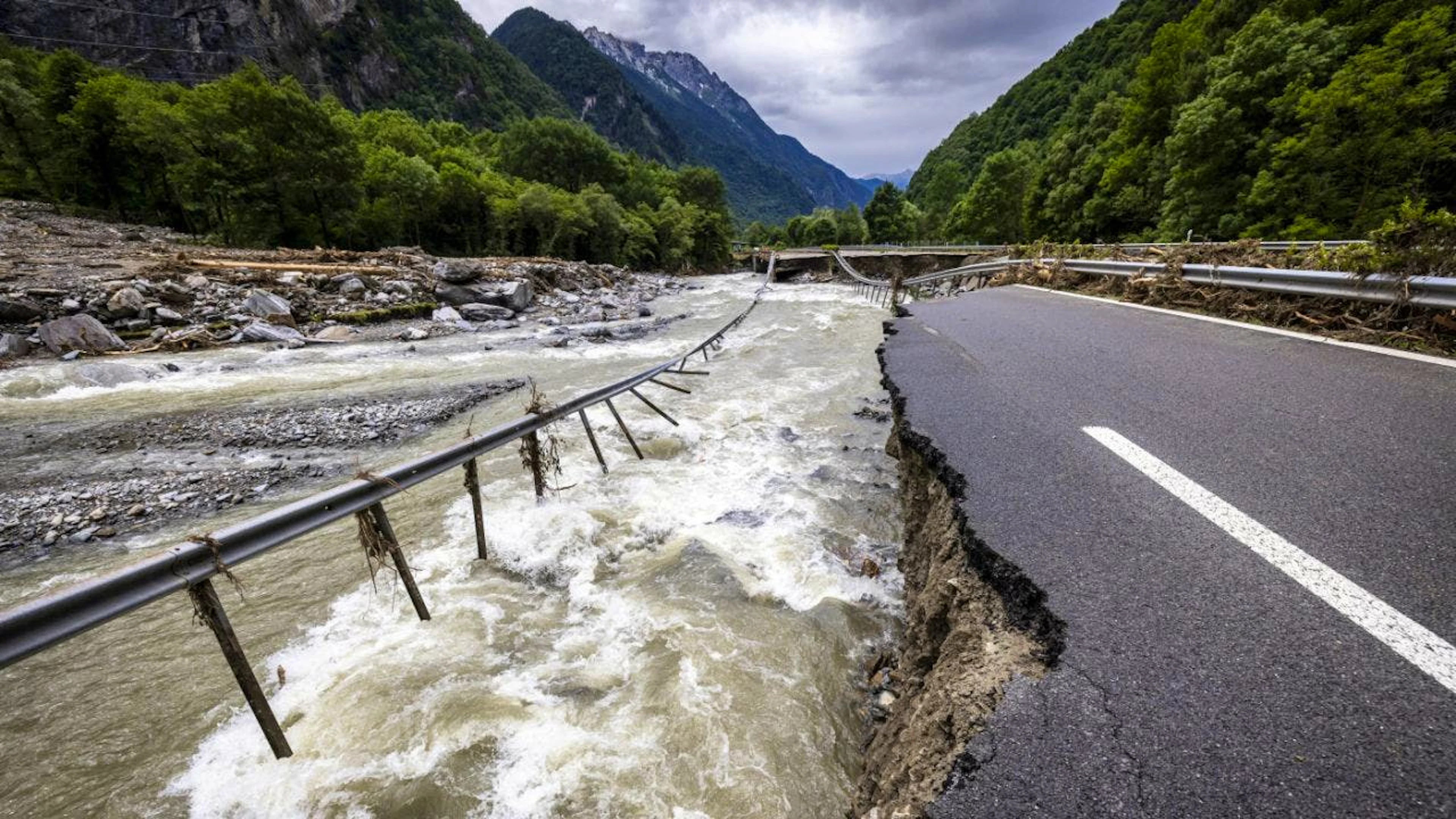 Die A13 zwischen Lostallo und Soazza war aufgrund von schweren Unwettern im Juni 2024 während zwei Wochen nicht befahrbar.