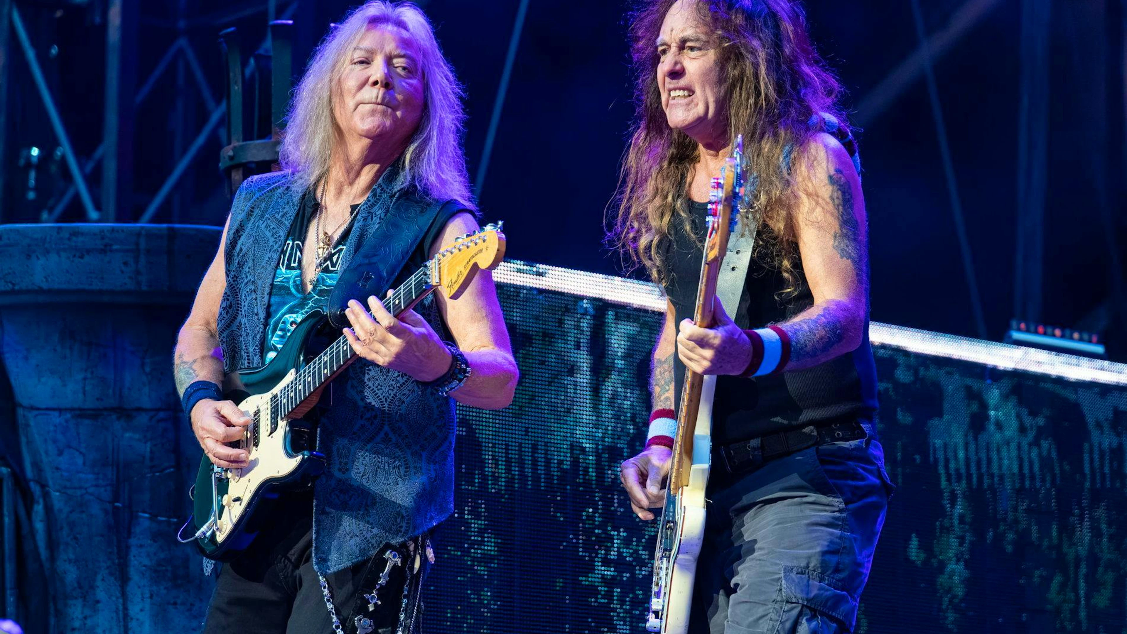 Dave Murray (à gauche) et Steve Harris (à droite), du groupe de heavy metal britannique Iron Maiden, se produisent sur scène lors d'un concert au stade San Siro, dans le cadre de leur tournée mondiale « Run for Your Lives », à Milan, en Italie, le 17 juin 2026 (photo publiée le 18 juin 2026).