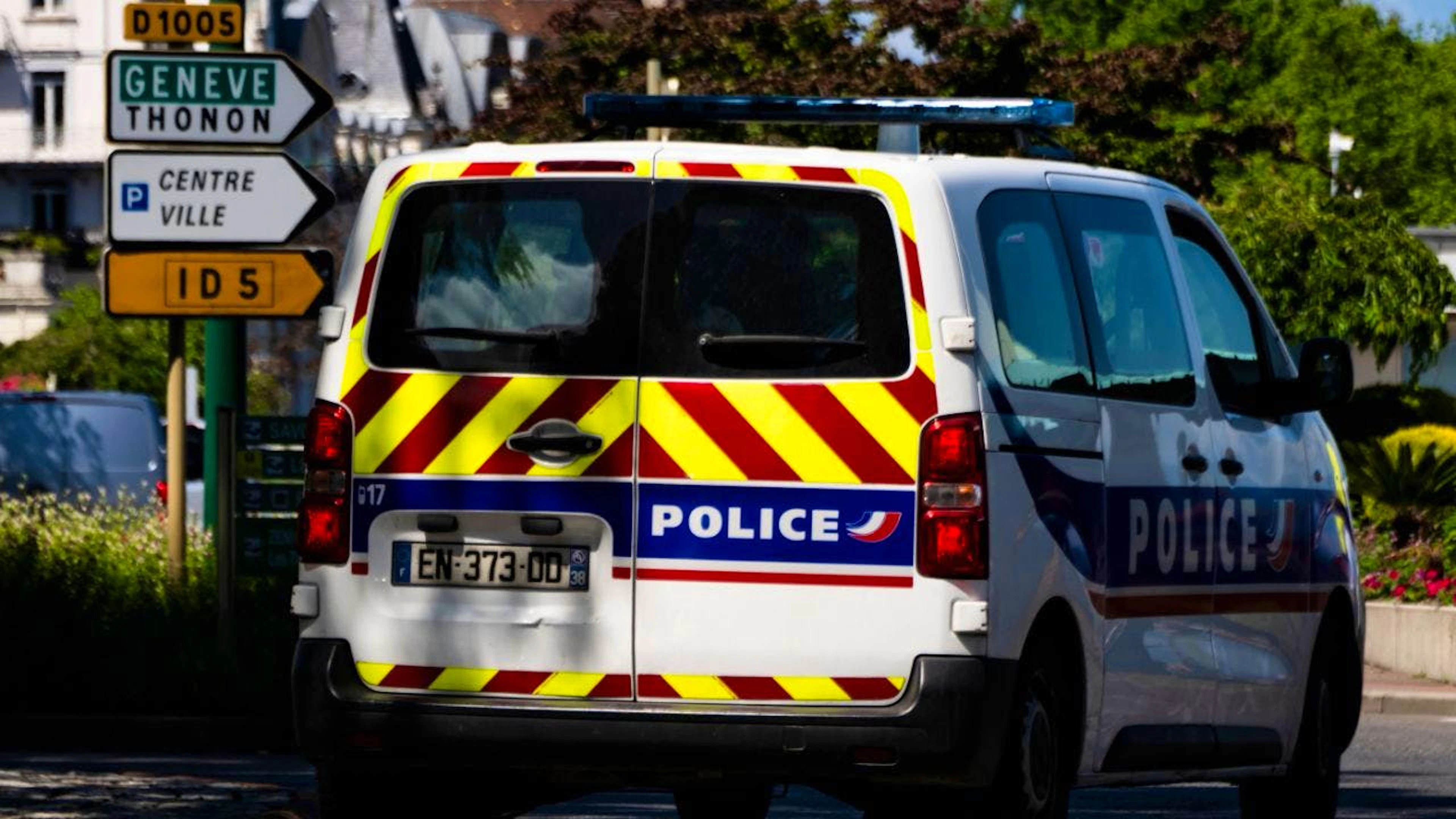 Le suspect a été arrêté en plein jour à Divonne-les-Bains par les gendarmes dans le centre de loisirs où il travaille et menotté devant tous les gens présents (cliché symbolique/Keystone archives).