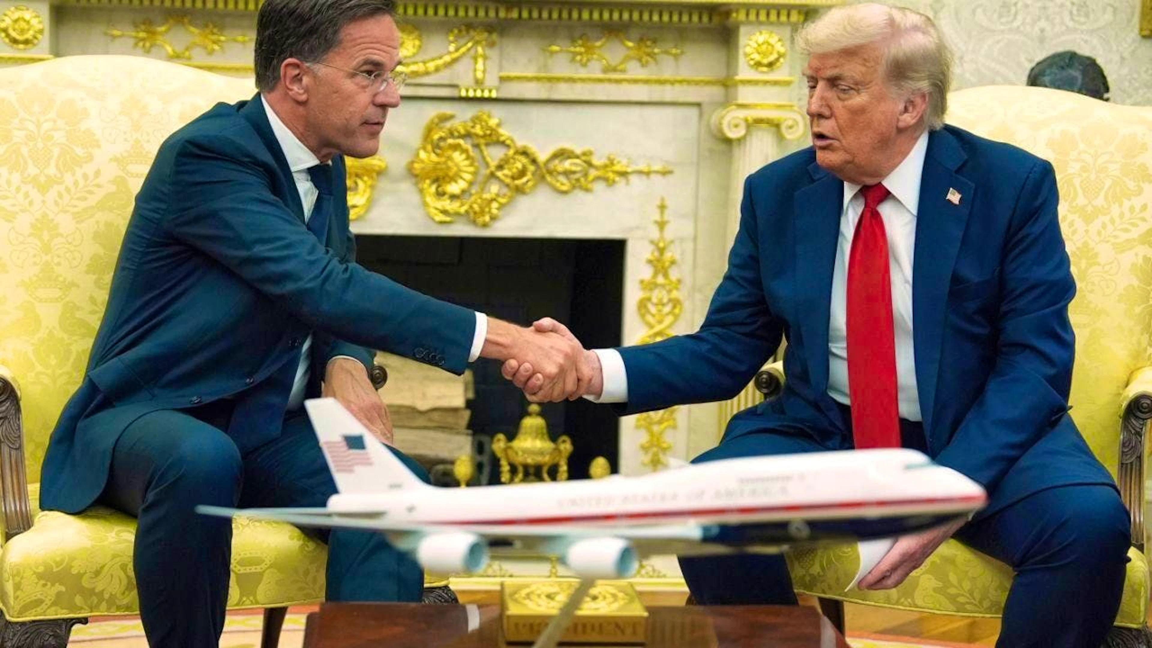 ARCHIVE – U.S. President Donald Trump (right) shakes hands with NATO Secretary General Mark Rutte during a meeting in the Oval Office of the White House. Photo: Evan Vucci/AP/dpa