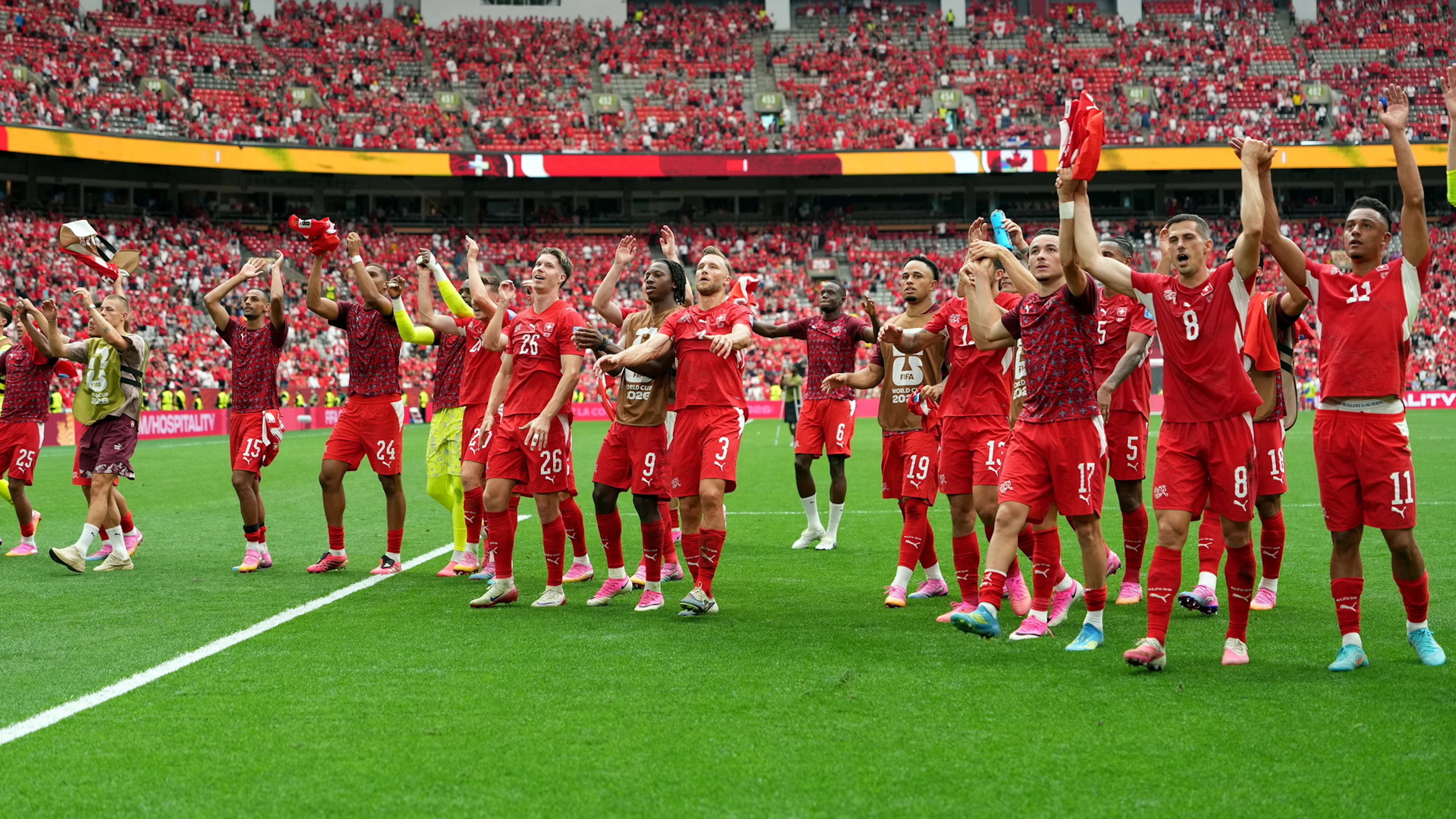 I giocatori della Nati festeggiano coi tifosi il primo posto del Gruppo B.
