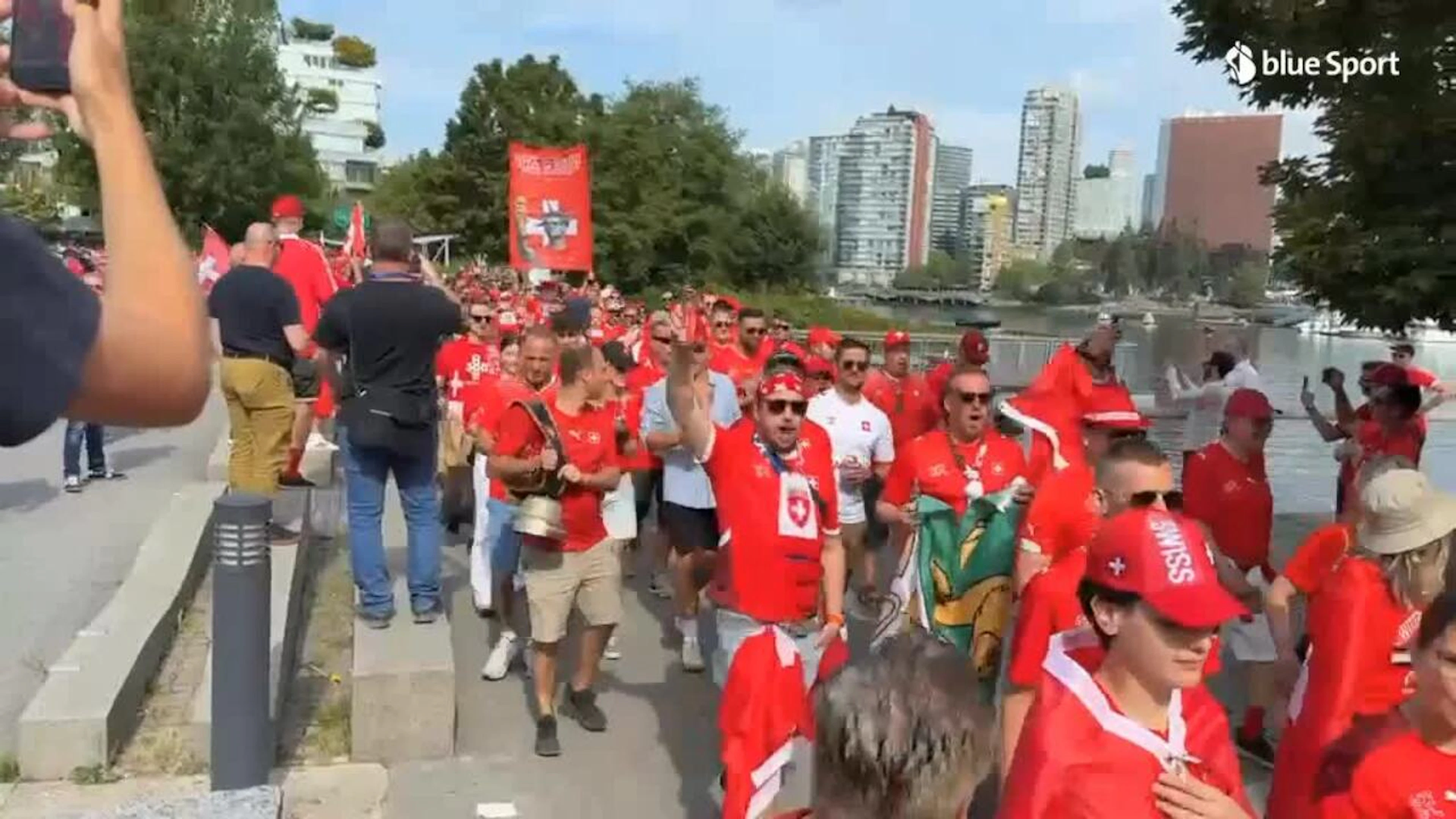 I tifosi svizzeri arrivano al Vancouver-Stadium