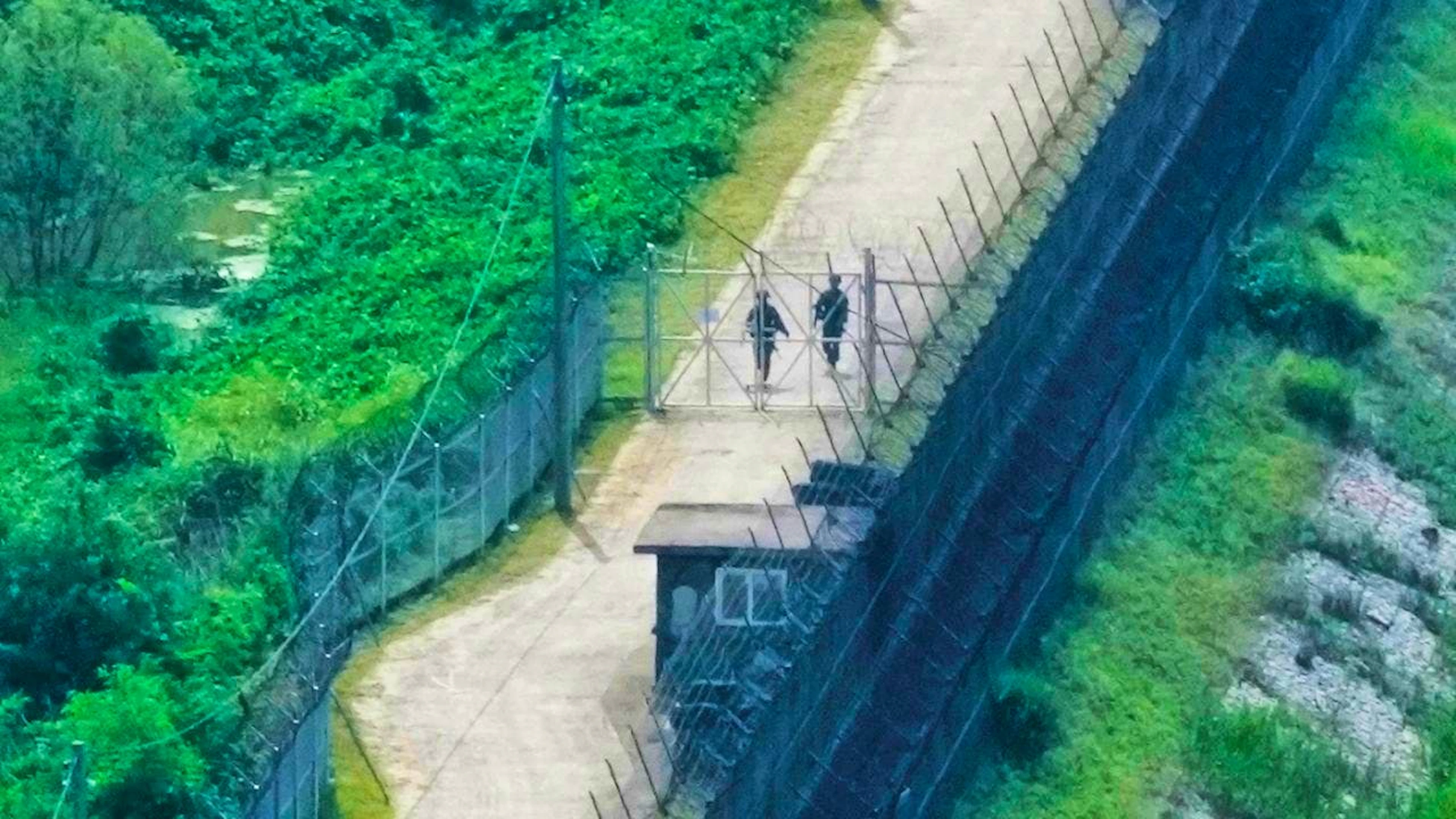 ARCHIVE – South Korean soldiers patrol along the barbed-wire fence in Paju, South Korea, near the border with North Korea. South Korea announced on Friday that a North Korean had crossed the border. Photo: Ahn Young-joon/AP/dpa