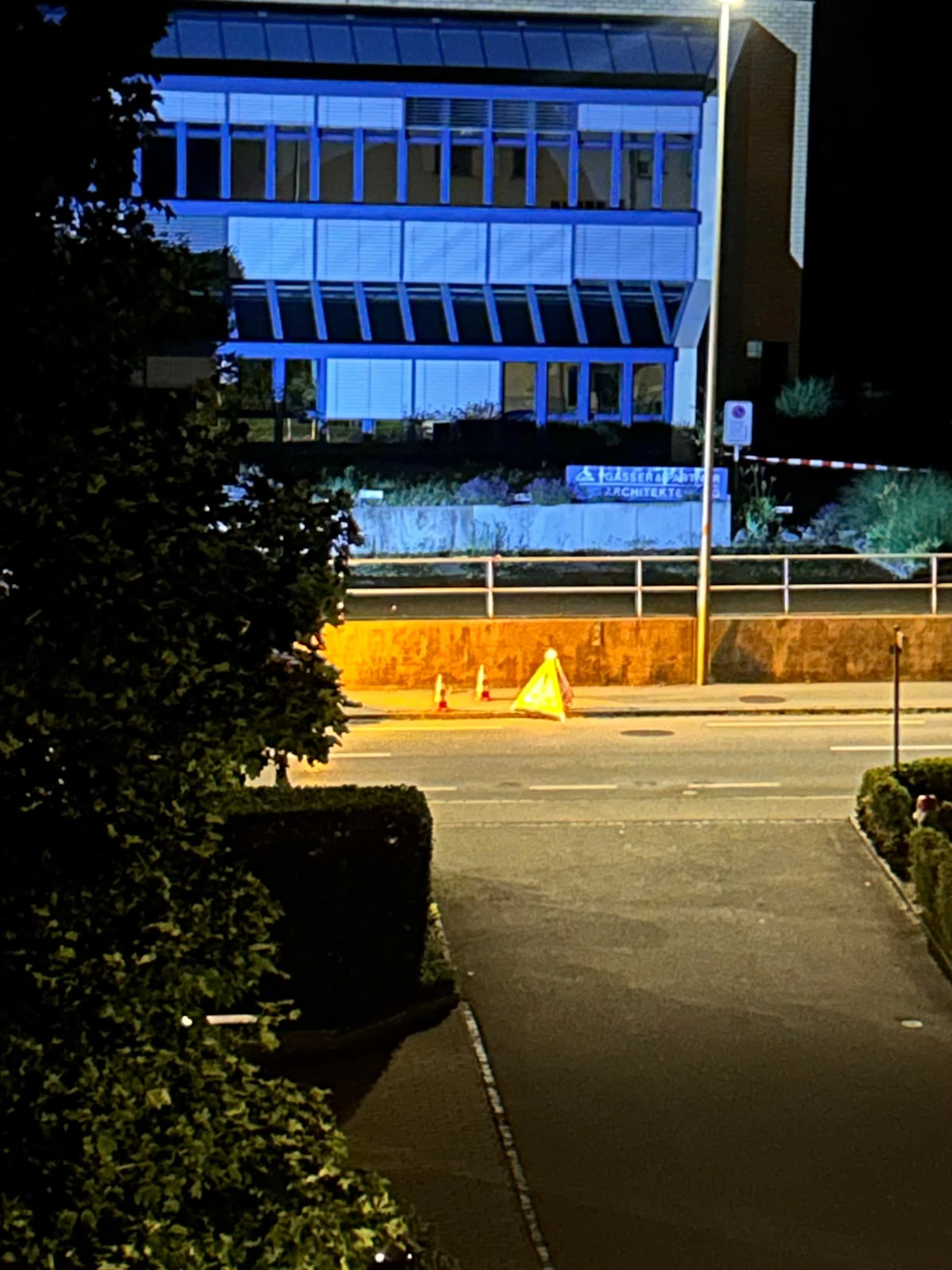 La polizia ha posizionato un triangolo di segnalazione sul ciglio della strada: le indagini sono proseguite fino a tarda notte.