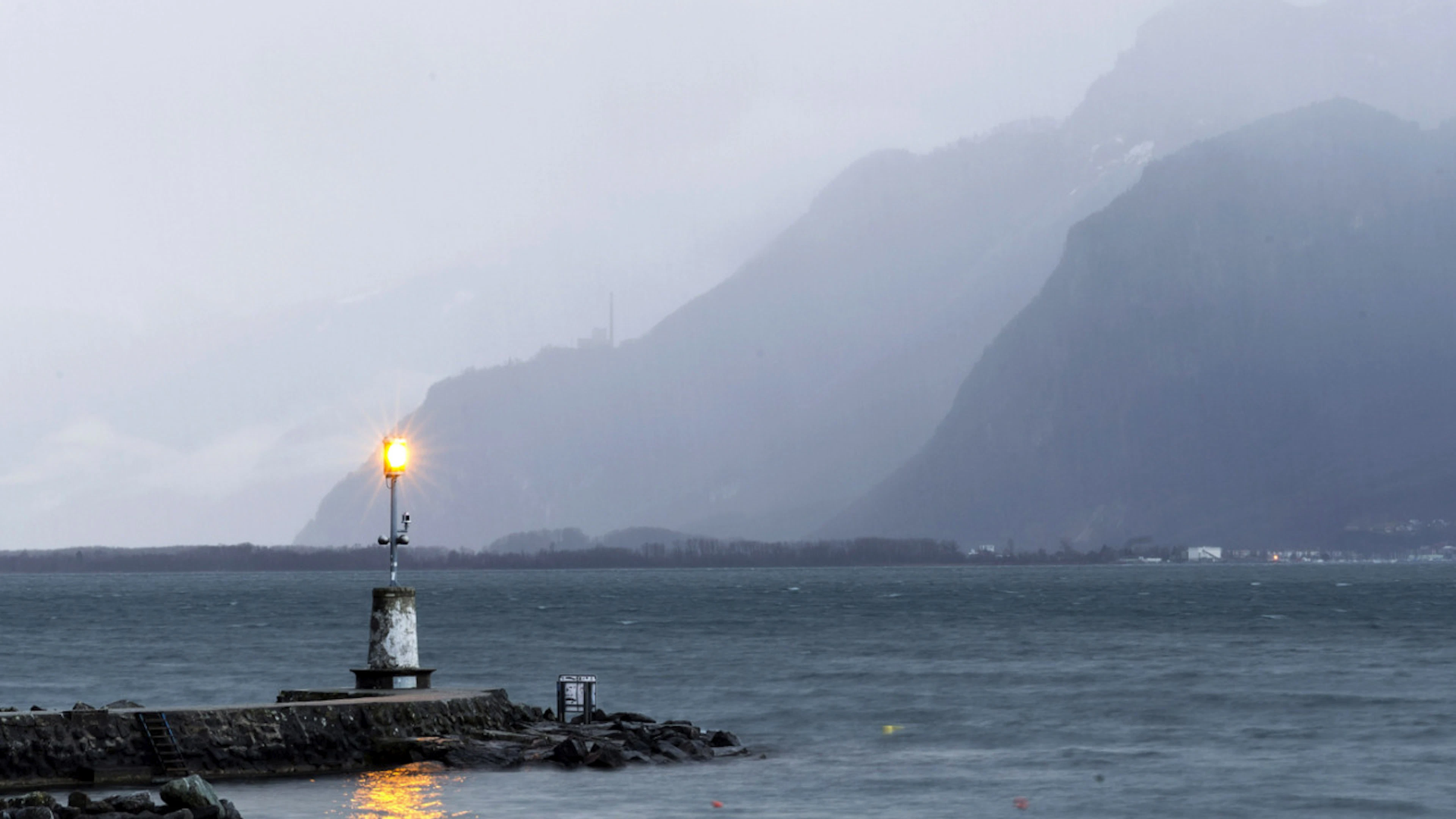 Les anciens feux d'alerte, comme ici à la Tour-de-Peilz, ont été entièrement remplacés sur les lacs Léman, de Neuchâtel et Morat (archives).