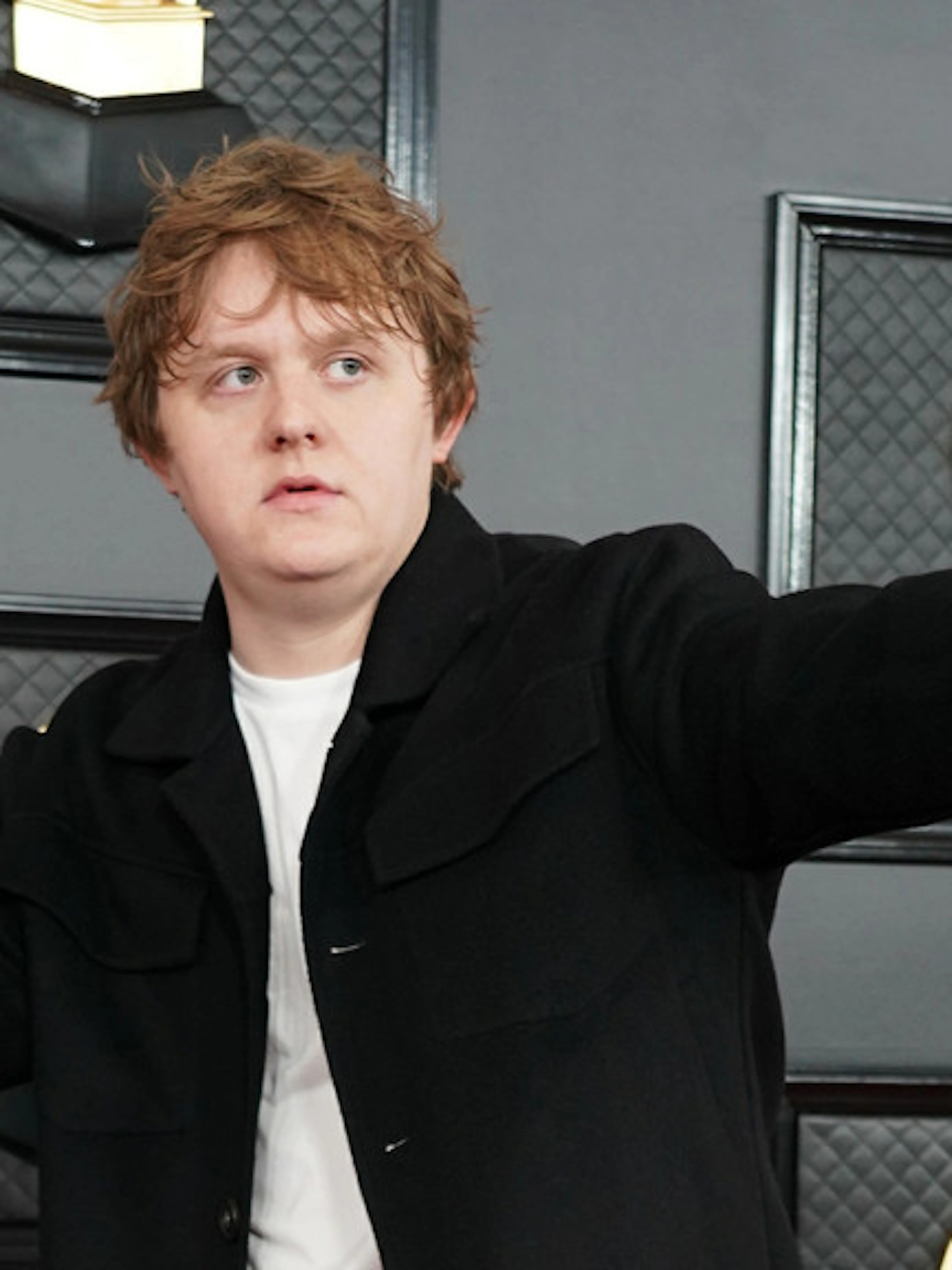 Tourette veränderte sein Leben – Konzert von Lewis Capaldi im Free-TV schauen