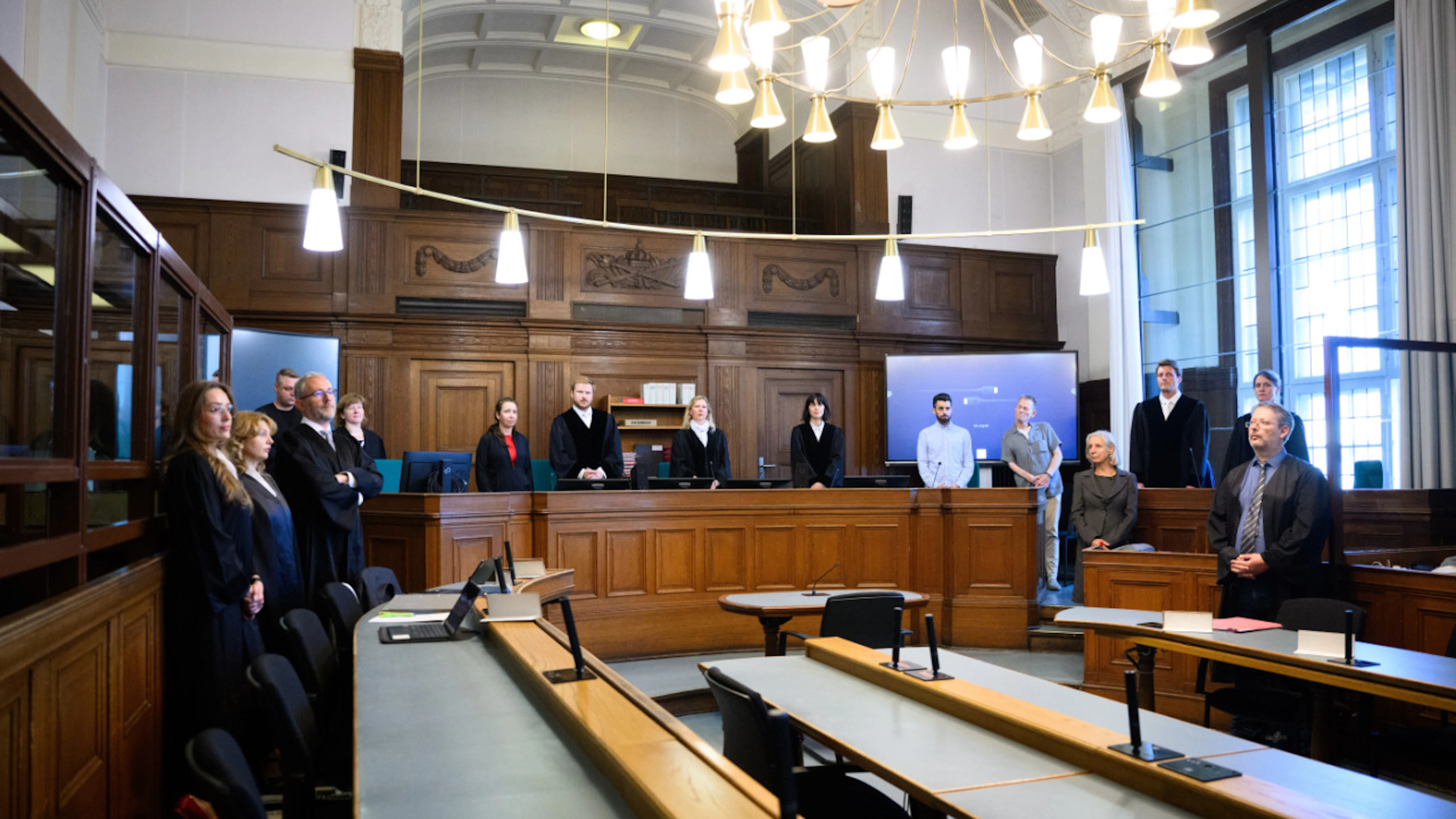 ARCHIV – Die Prozessbeteiligten (l-r), die Rechtsanwälte des Angeklagten, Klaudia Dawidowic, Ria Halbritter und Christoph Stoll, sowie die Vorsitzende Richterin Sylvia Busch (M) und Staatsanwalt Philipp Meyhöfer (2.v.r.) stehen Ende Mai beim Mordprozess gegen einen Palliativarzt. Foto: Bernd von Jutrczenka/dpa