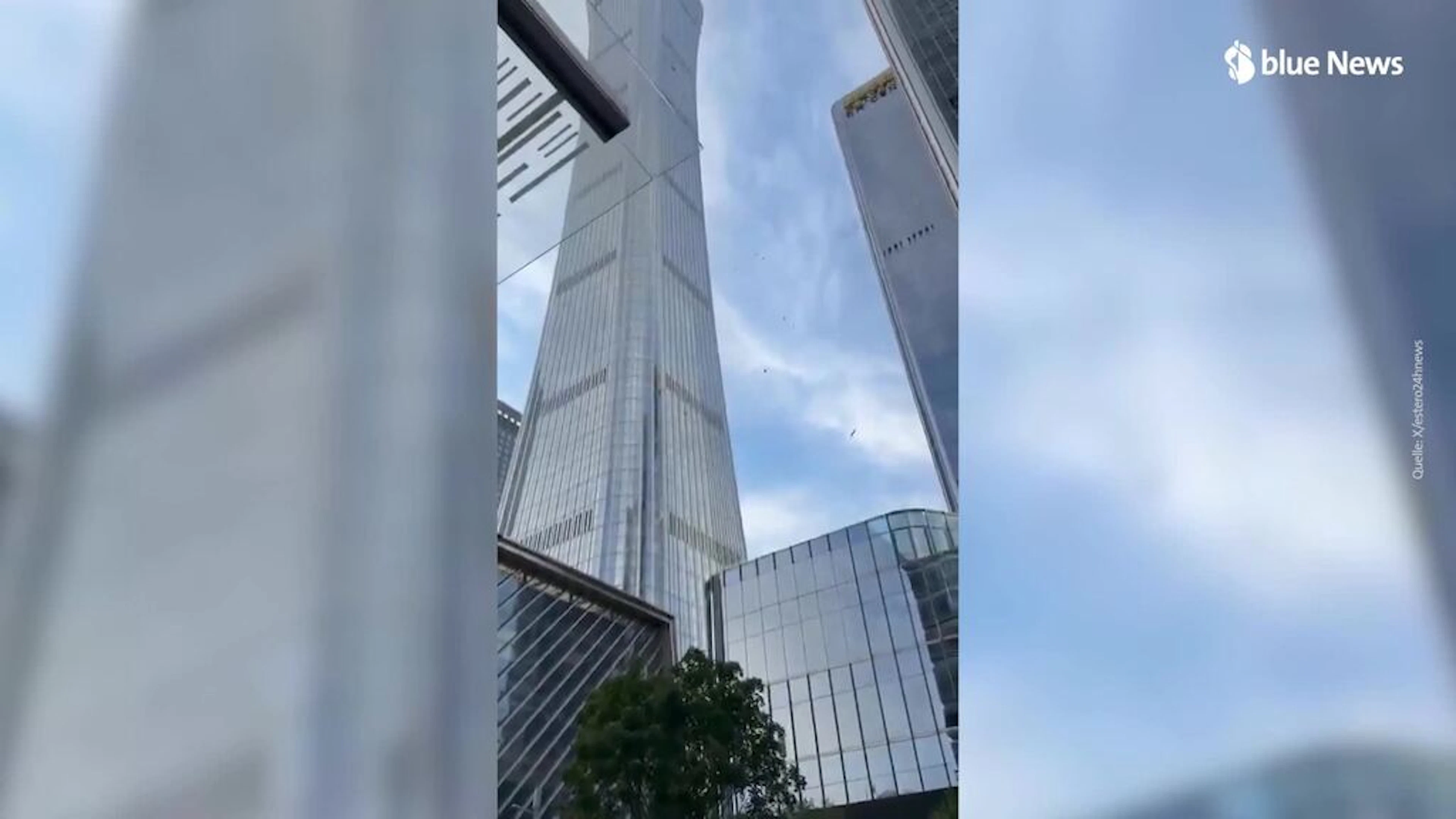 Peking: Kleinflugzeug prallt gegen Pekings höchsten Wolkenkratzer