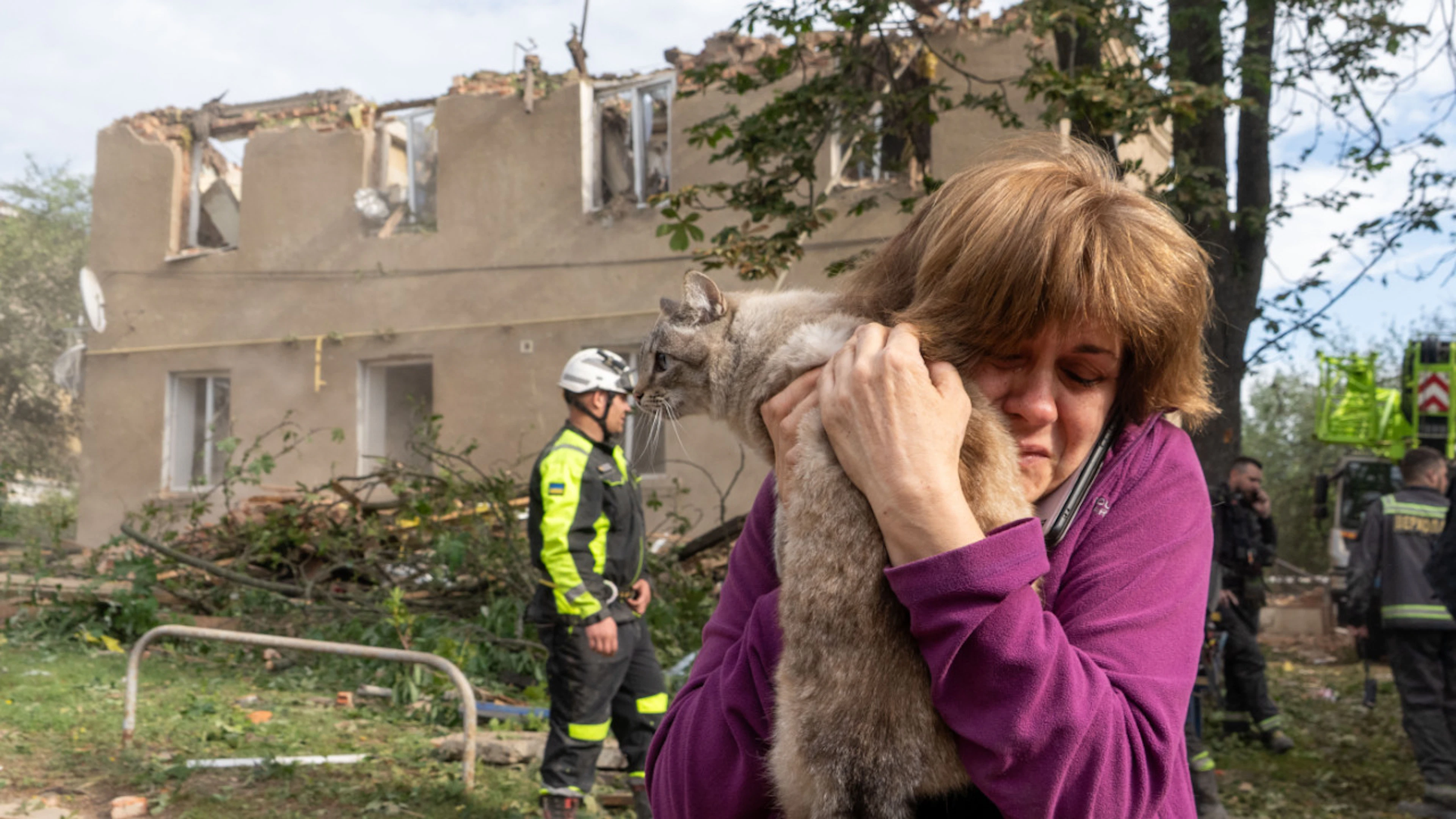 Plus de 4,4 millions d'Ukrainiens fuyant le conflit avec la Russie bénéficient du statut de réfugiés dans l'UE. En photo, une femme retrouve son chat après un bombardement russe le 20 juin sur Kharkiv. (archives)