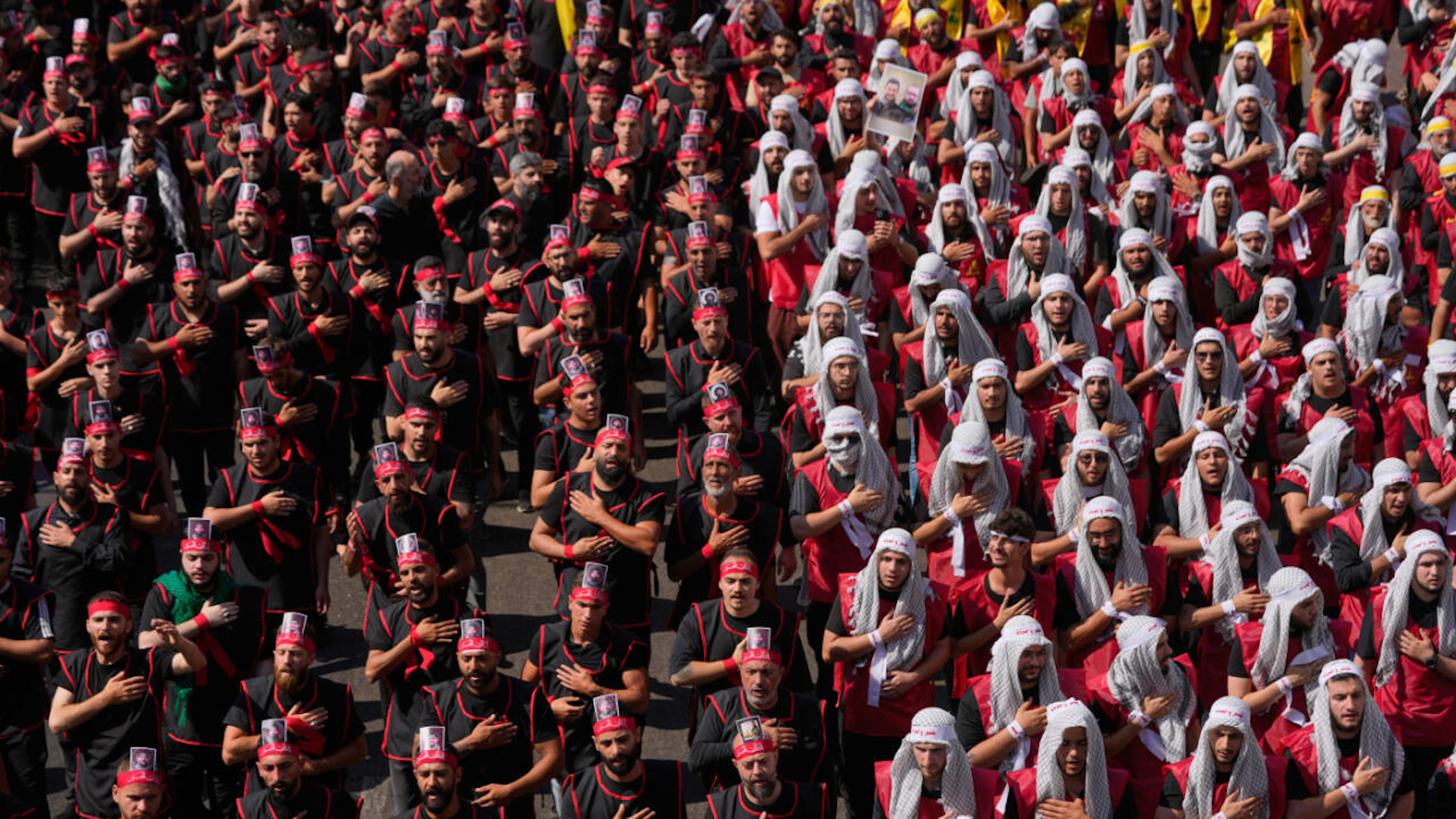 Anhänger der Hisbollah schlagen sich auf die Brust, während sie anlässlich des heiligen Ashura-Tages marschieren, an dem des Märtyrertodes von Hussein, dem Enkel des Propheten Mohammed, im 7. Jahrhundert gedacht wird. Foto: Hussein Malla/AP/dpa